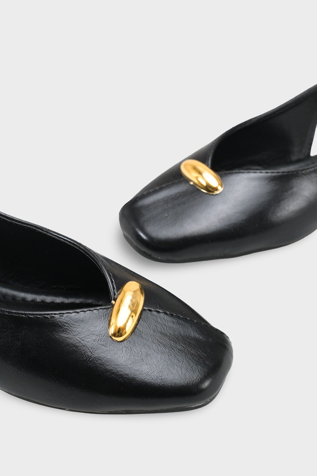 Nicolea Küt Burunlu Metal Görünümlü Aksesuarlı Arkası Açık Babet