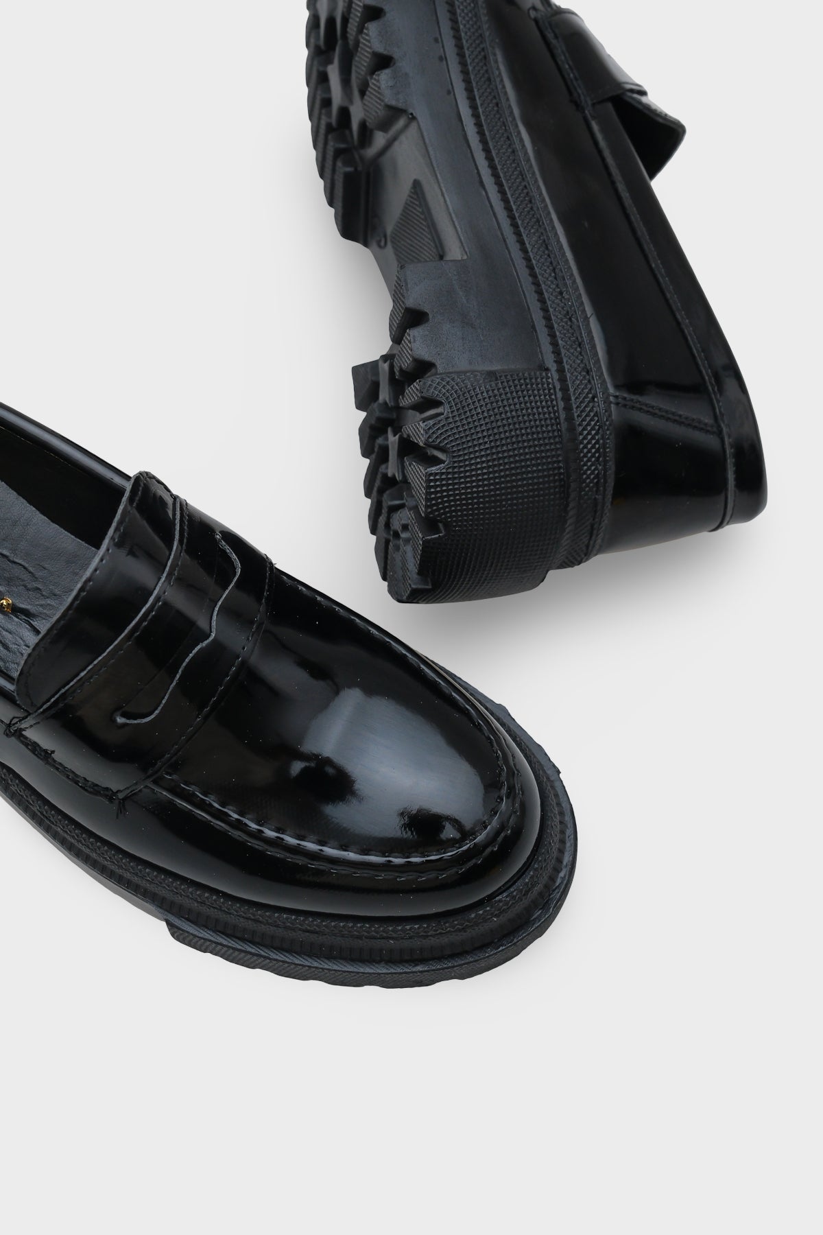 Fania Oval Burunlu Trak Tabanlı Rugan Kadın Loafer