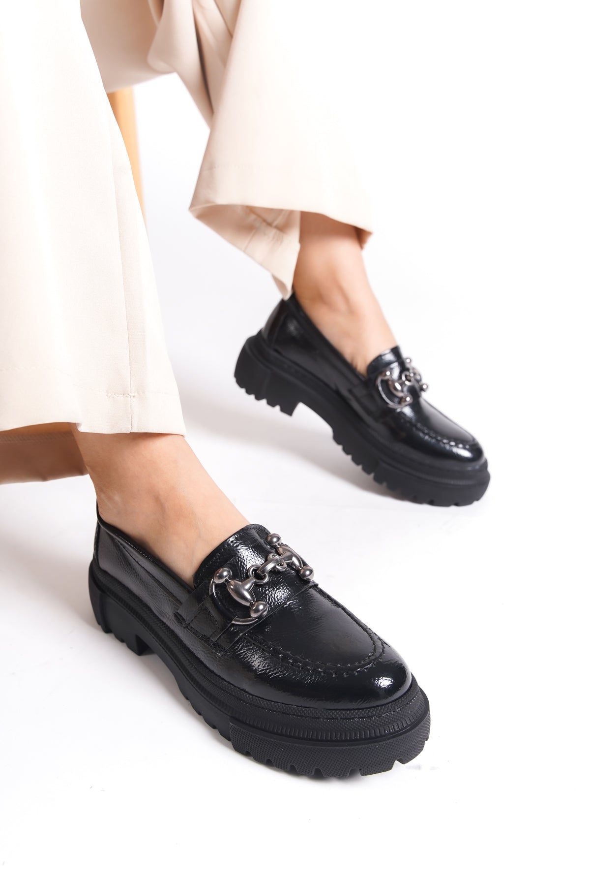 Denni Oval Burunlu Metal Tokalı Trak Tabanlı Kadın Loafer