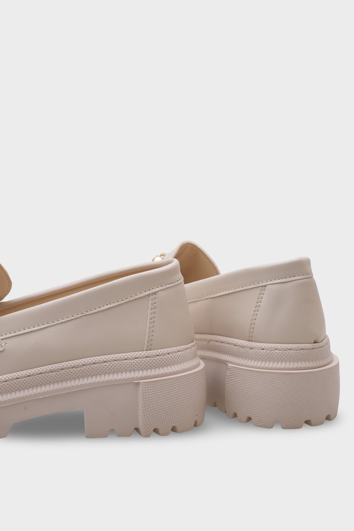 Denni  Oval Burunlu Metal Tokalı Trak Tabanlı Kadın Loafer