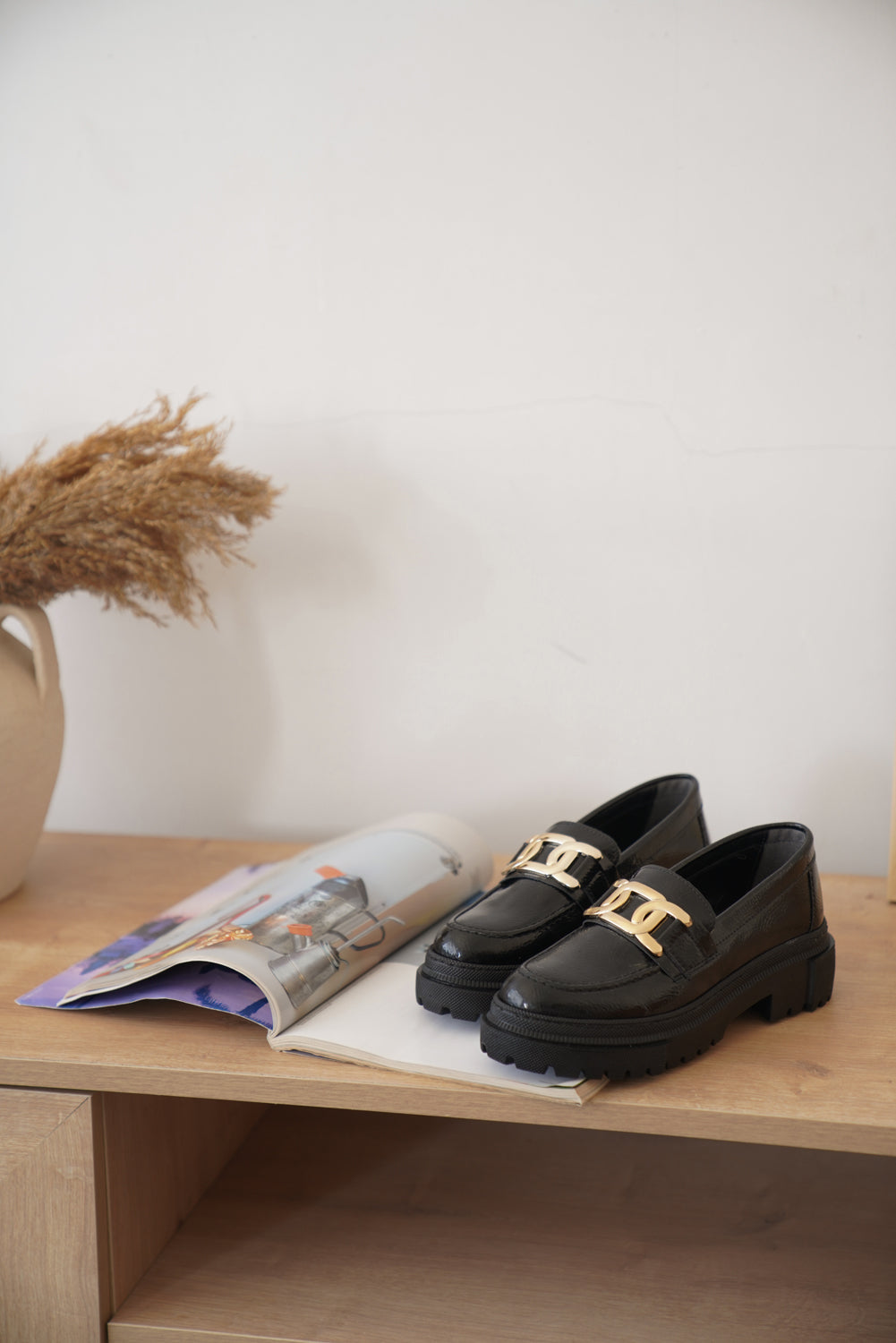 Meagan Oval Burunlu Metal Aksesuarlı Trak Tabanlı Kırışık Rugan Kadın Loafer