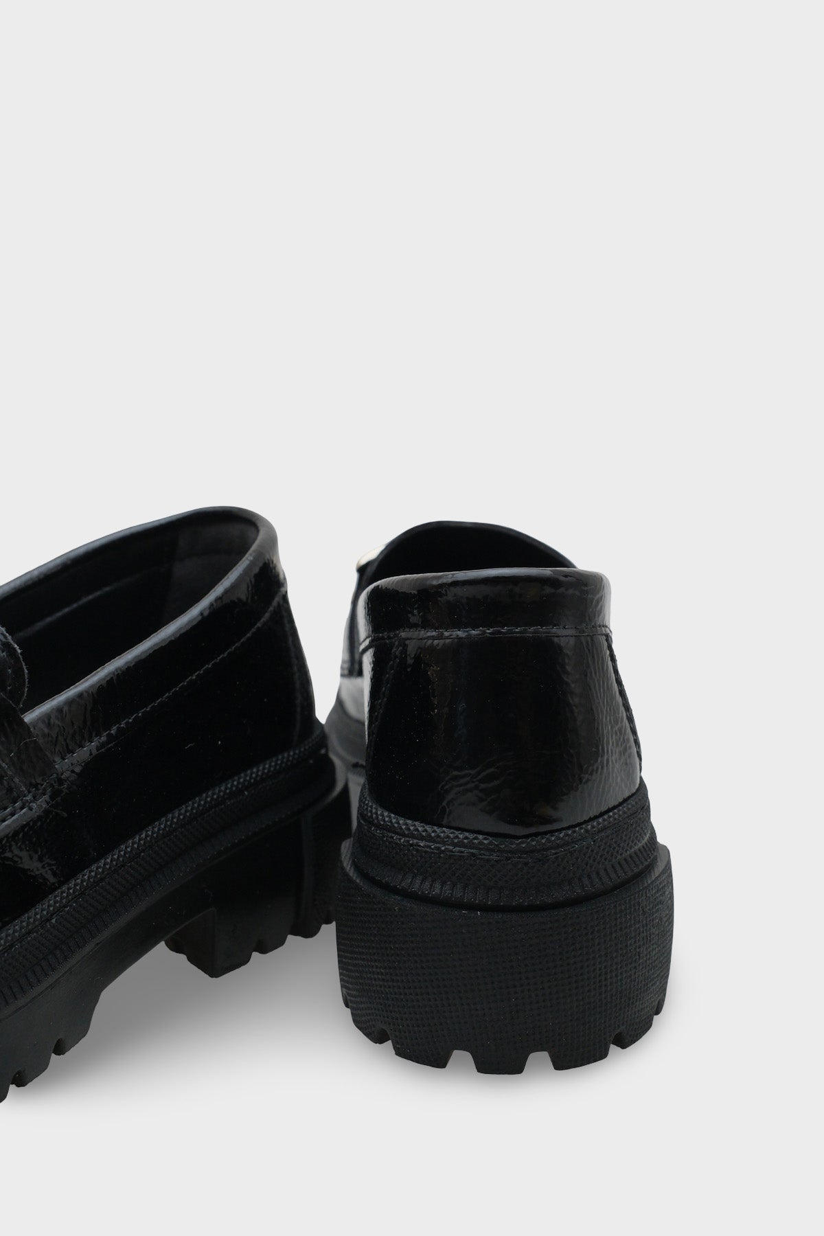 Meagan Oval Burunlu Metal Aksesuarlı Trak Tabanlı Kırışık Rugan Kadın Loafer