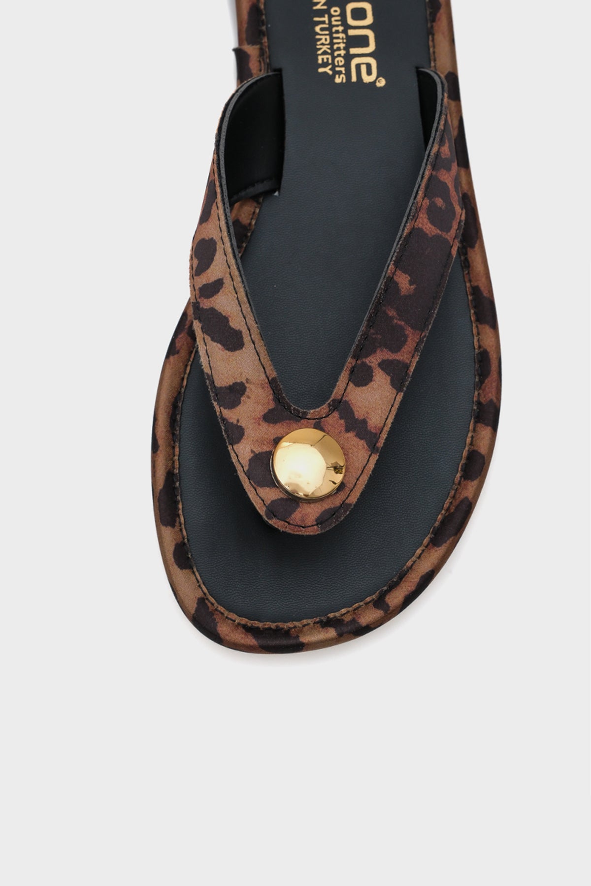 Kassey Parmak Arası Düz Topuklu Metal Aksesuarlı Yuvarlak Burunlu Kadın Terlik