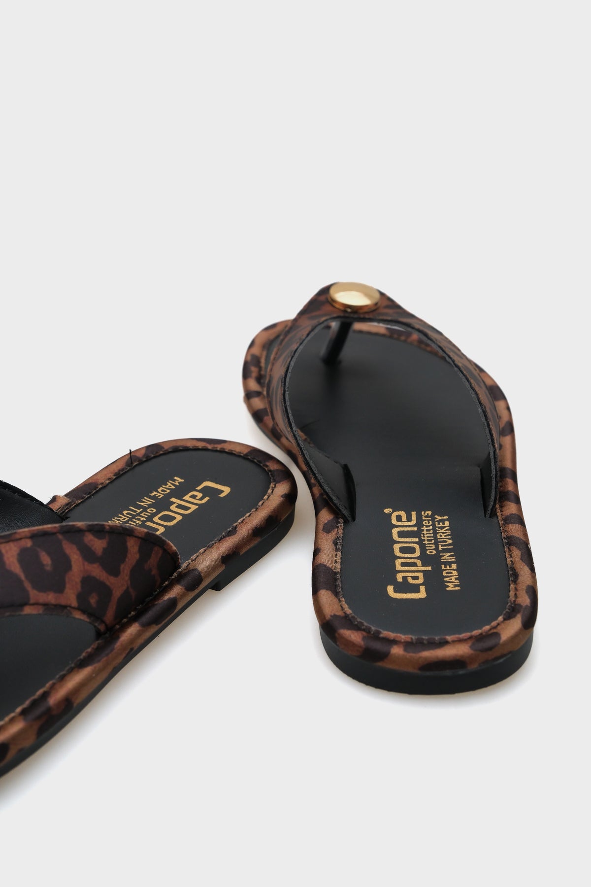 Kassey Parmak Arası Düz Topuklu Metal Aksesuarlı Yuvarlak Burunlu Kadın Terlik