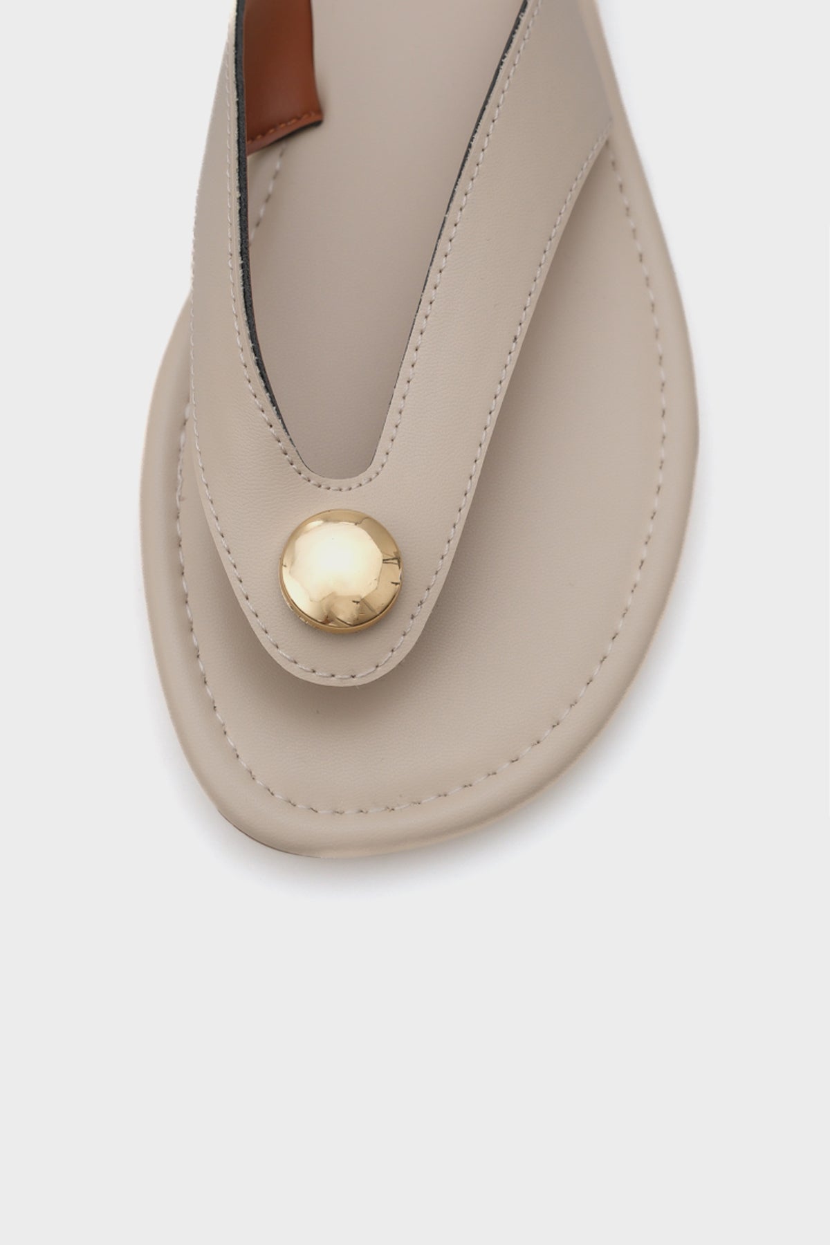 Kassey Parmak Arası Düz Topuklu Metal Aksesuarlı Yuvarlak Burunlu Kadın Terlik