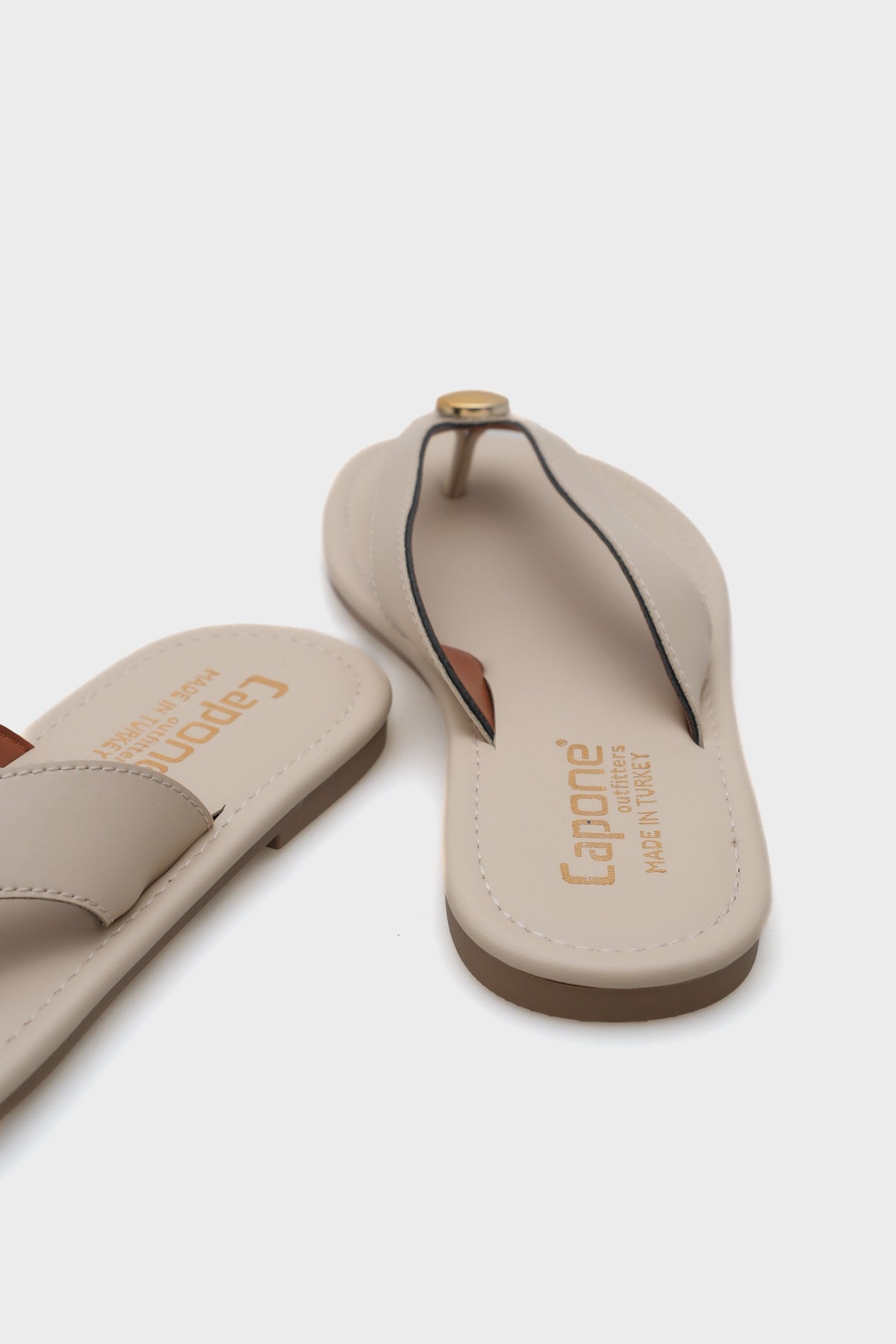 Kassey Parmak Arası Düz Topuklu Metal Aksesuarlı Yuvarlak Burunlu Kadın Terlik