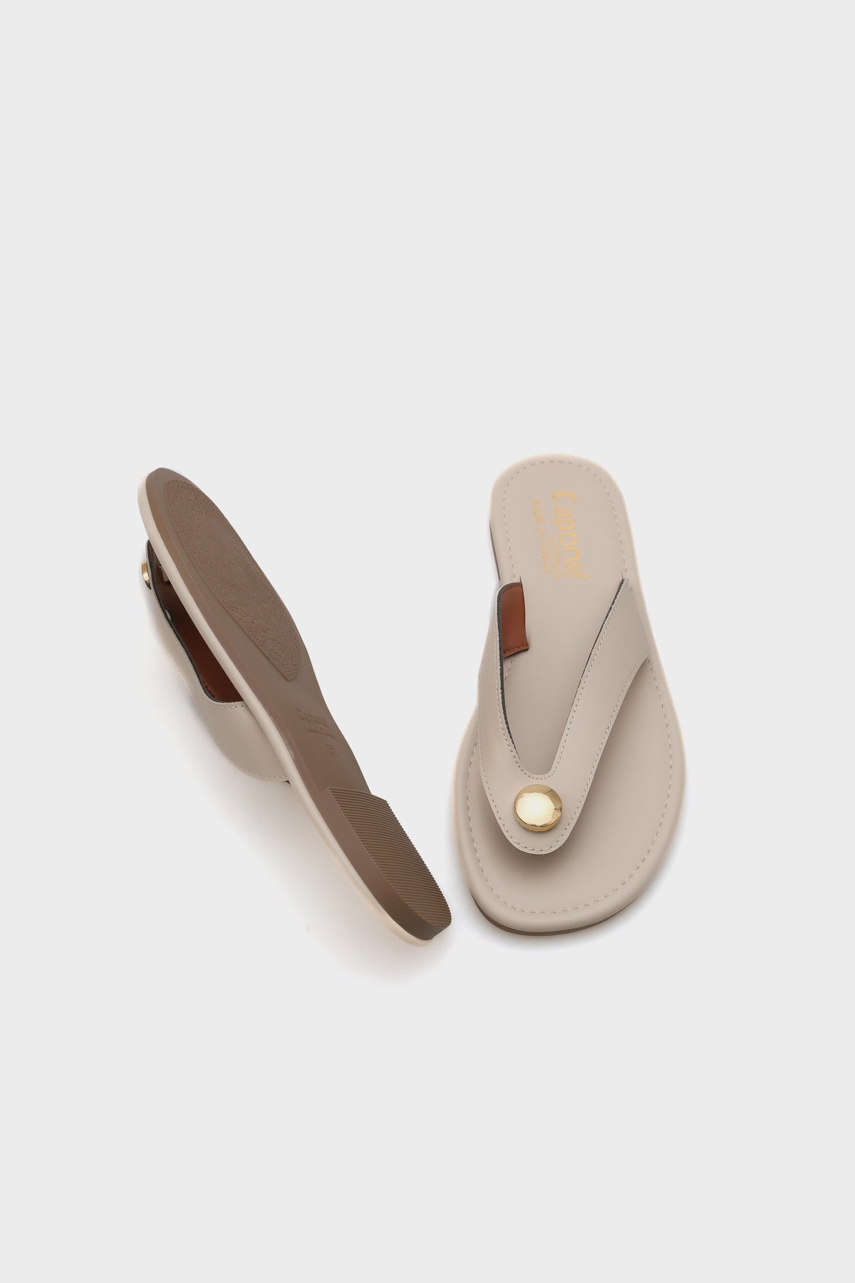 Kassey Parmak Arası Düz Topuklu Metal Aksesuarlı Yuvarlak Burunlu Kadın Terlik