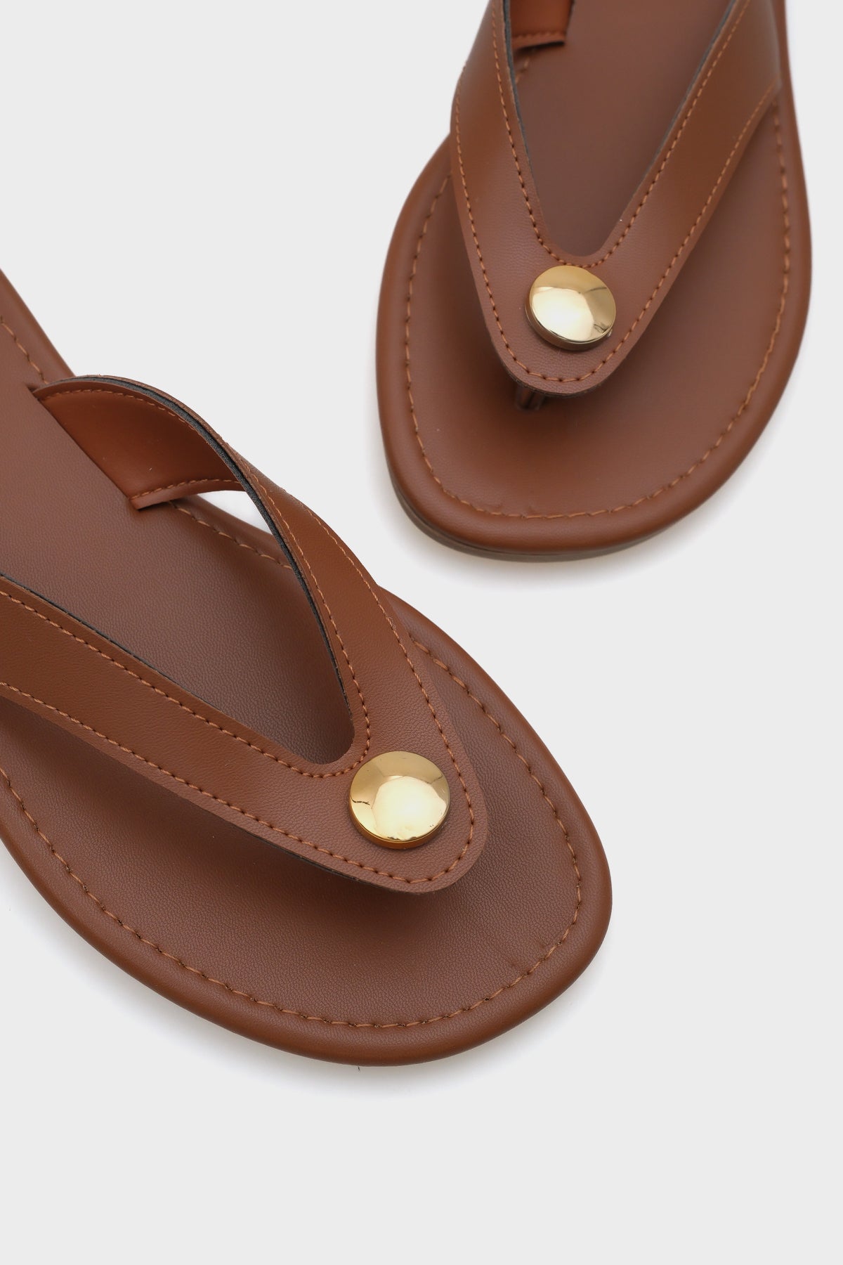 Kassey Parmak Arası Düz Topuklu Metal Aksesuarlı Yuvarlak Burunlu Kadın Terlik