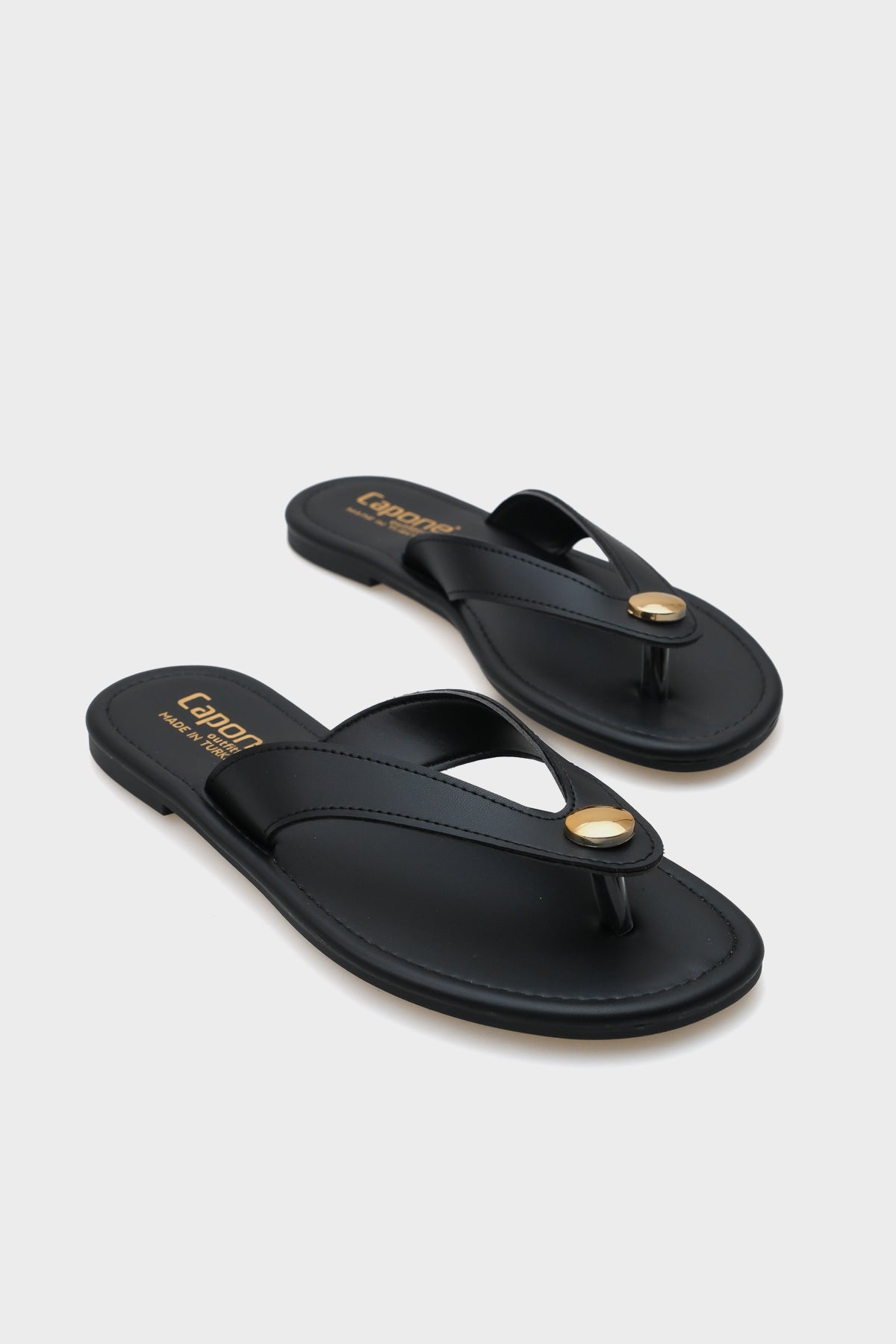 Kassey Parmak Arası Düz Topuklu Metal Aksesuarlı Yuvarlak Burunlu Kadın Terlik