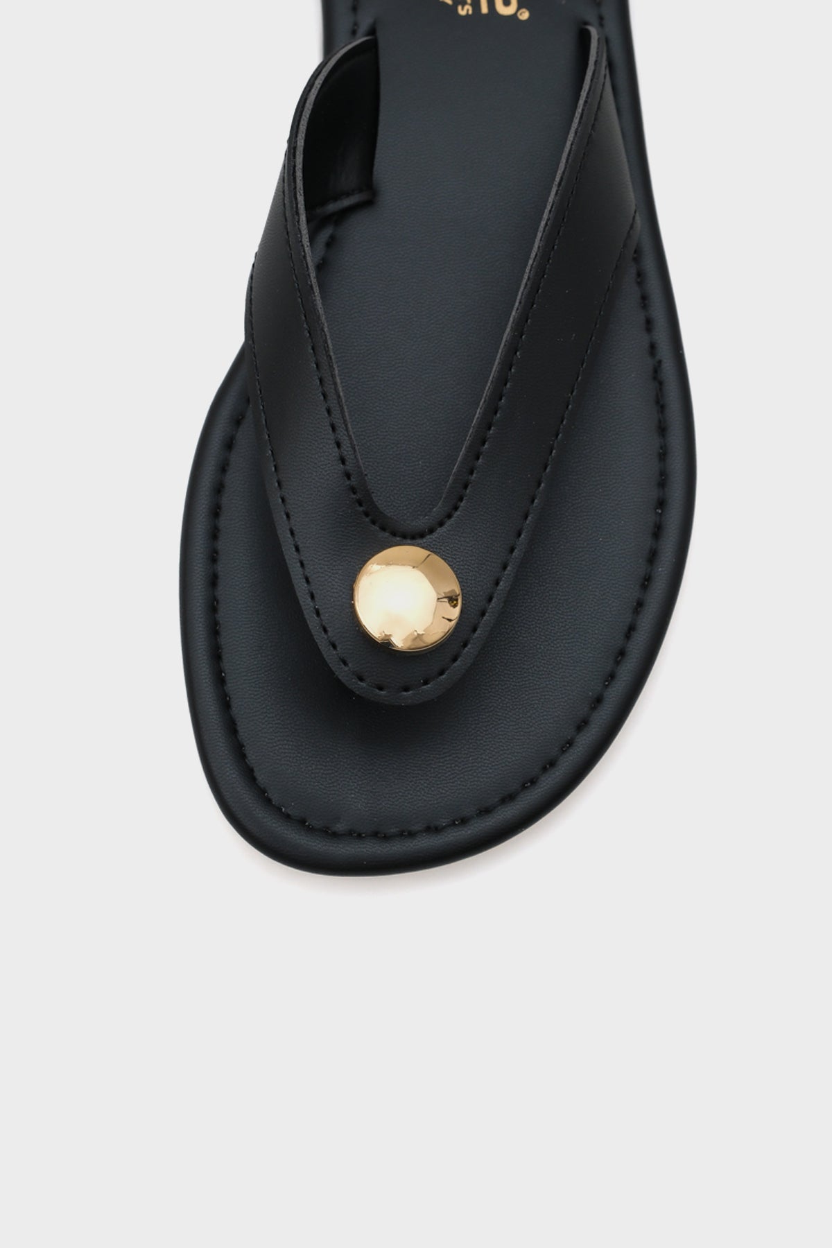 Kassey Parmak Arası Düz Topuklu Metal Aksesuarlı Yuvarlak Burunlu Kadın Terlik