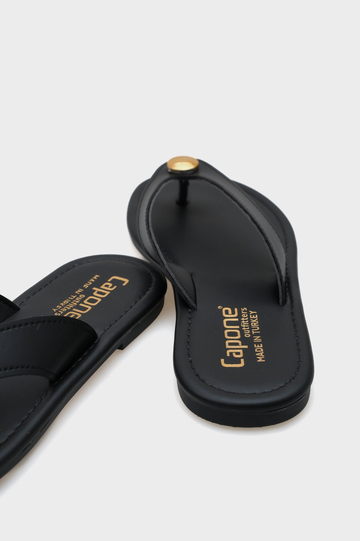 Kassey Parmak Arası Düz Topuklu Metal Aksesuarlı Yuvarlak Burunlu Kadın Terlik