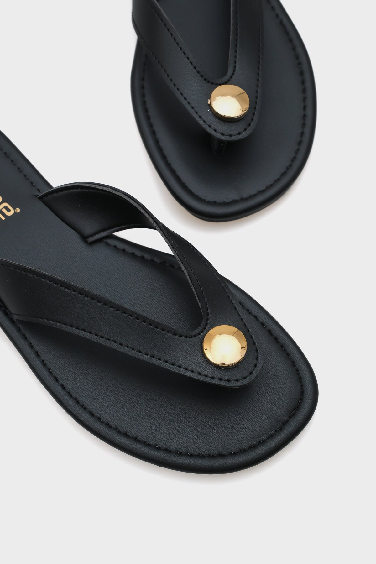 Kassey Parmak Arası Düz Topuklu Metal Aksesuarlı Yuvarlak Burunlu Kadın Terlik