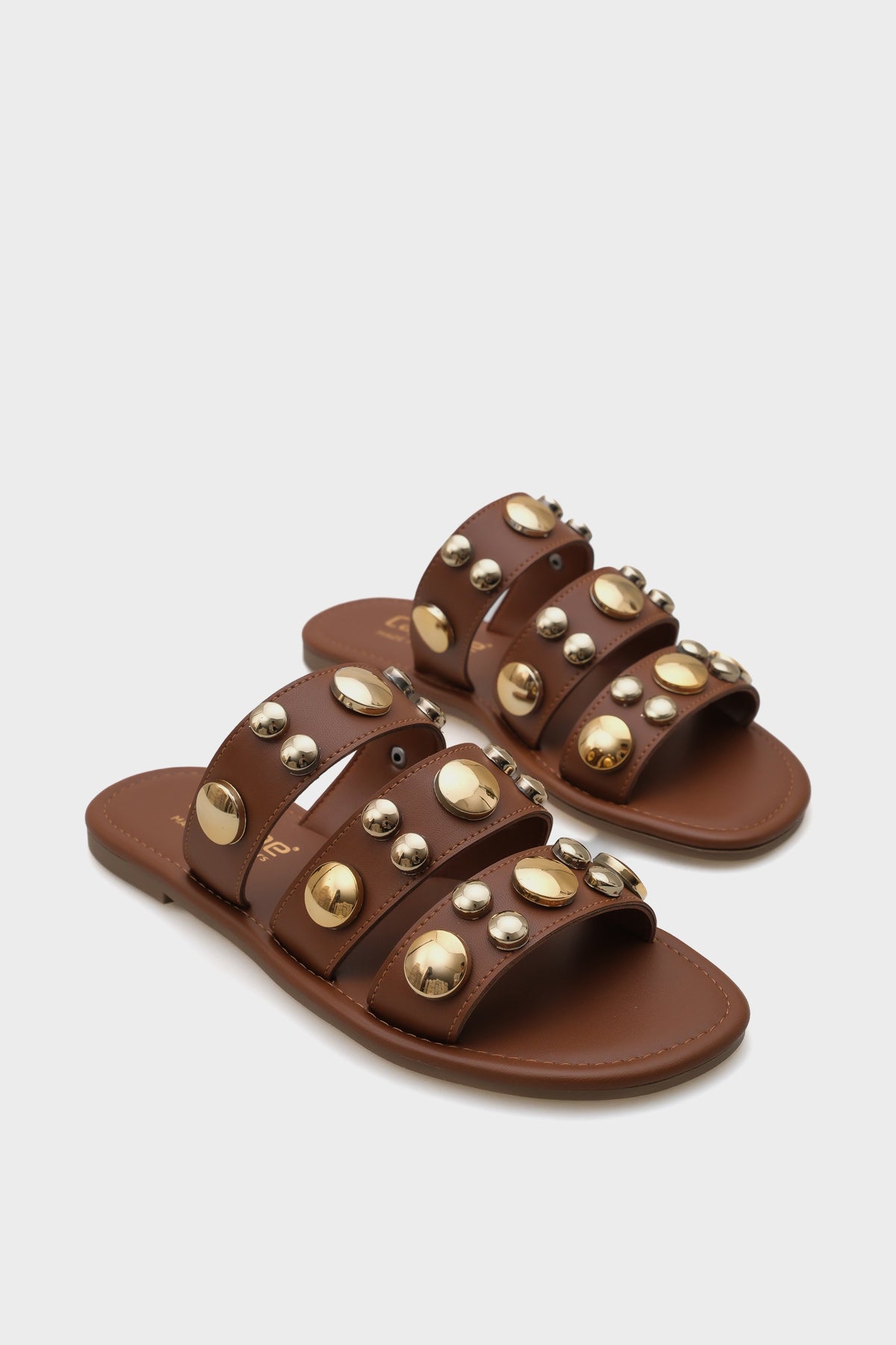 Kate Bantlı Metal Aksesuarlı Düz Topuklu Yuvarlak Burunlu Kadın Terlik