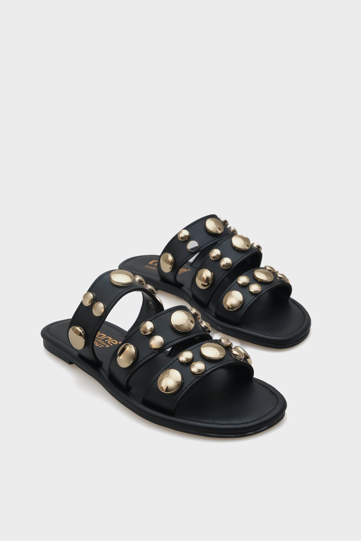 Kate Bantlı Metal Aksesuarlı Düz Topuklu Yuvarlak Burunlu Kadın Terlik