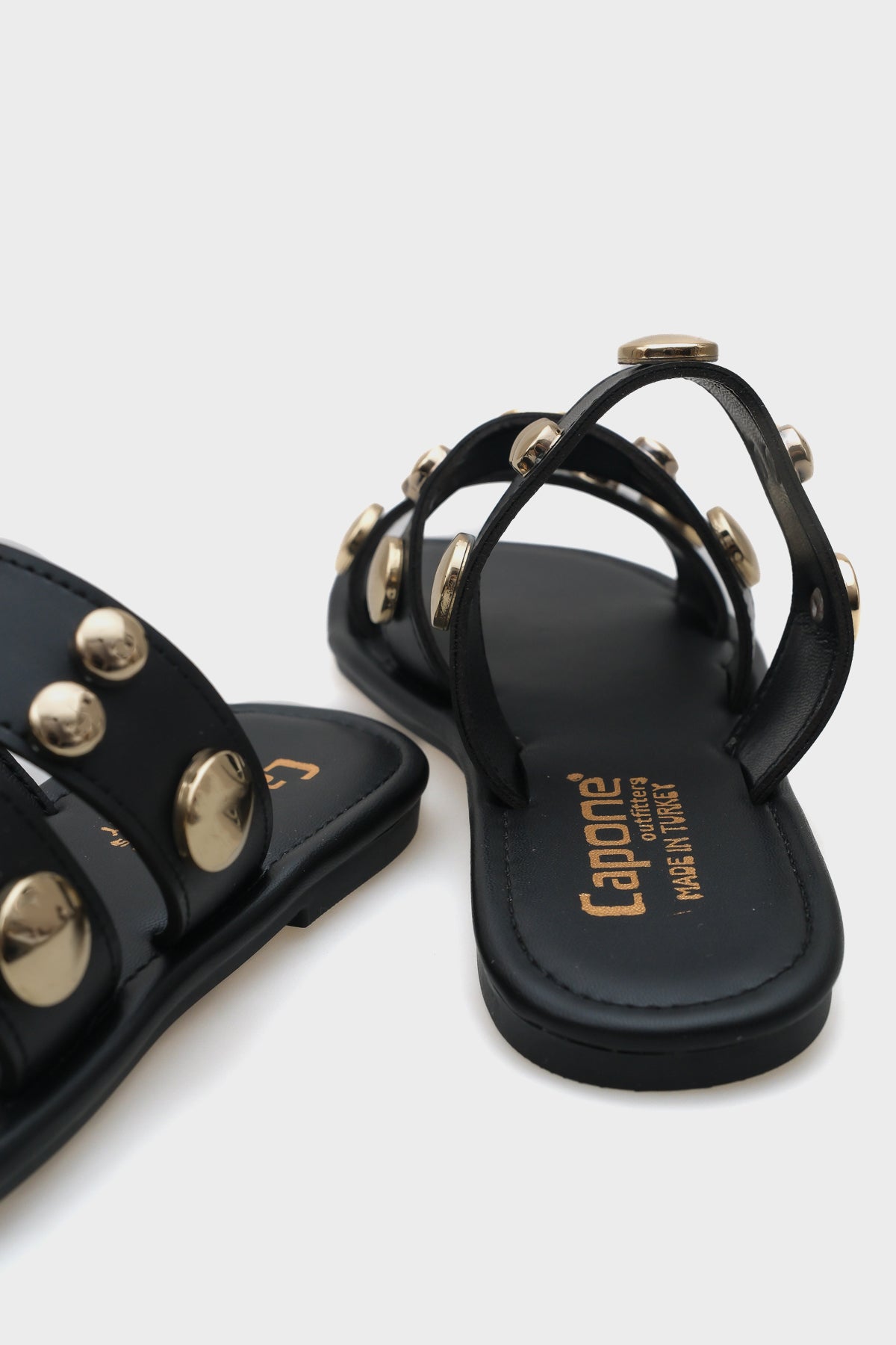 Kate Bantlı Metal Aksesuarlı Düz Topuklu Yuvarlak Burunlu Kadın Terlik