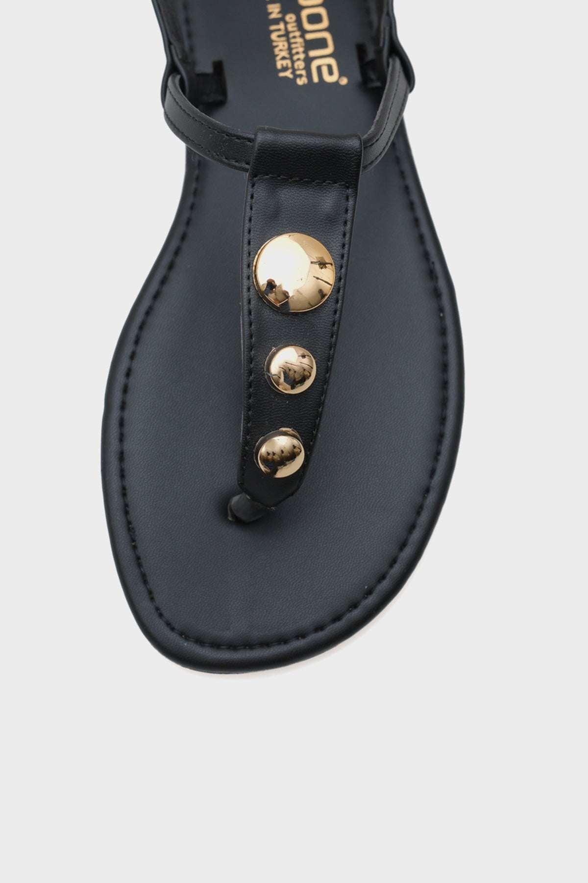 Celia Parmak Arası Düz Topuklu Metal Aksesuarlı Yıvarlak Burunlu Kadın Sandalet