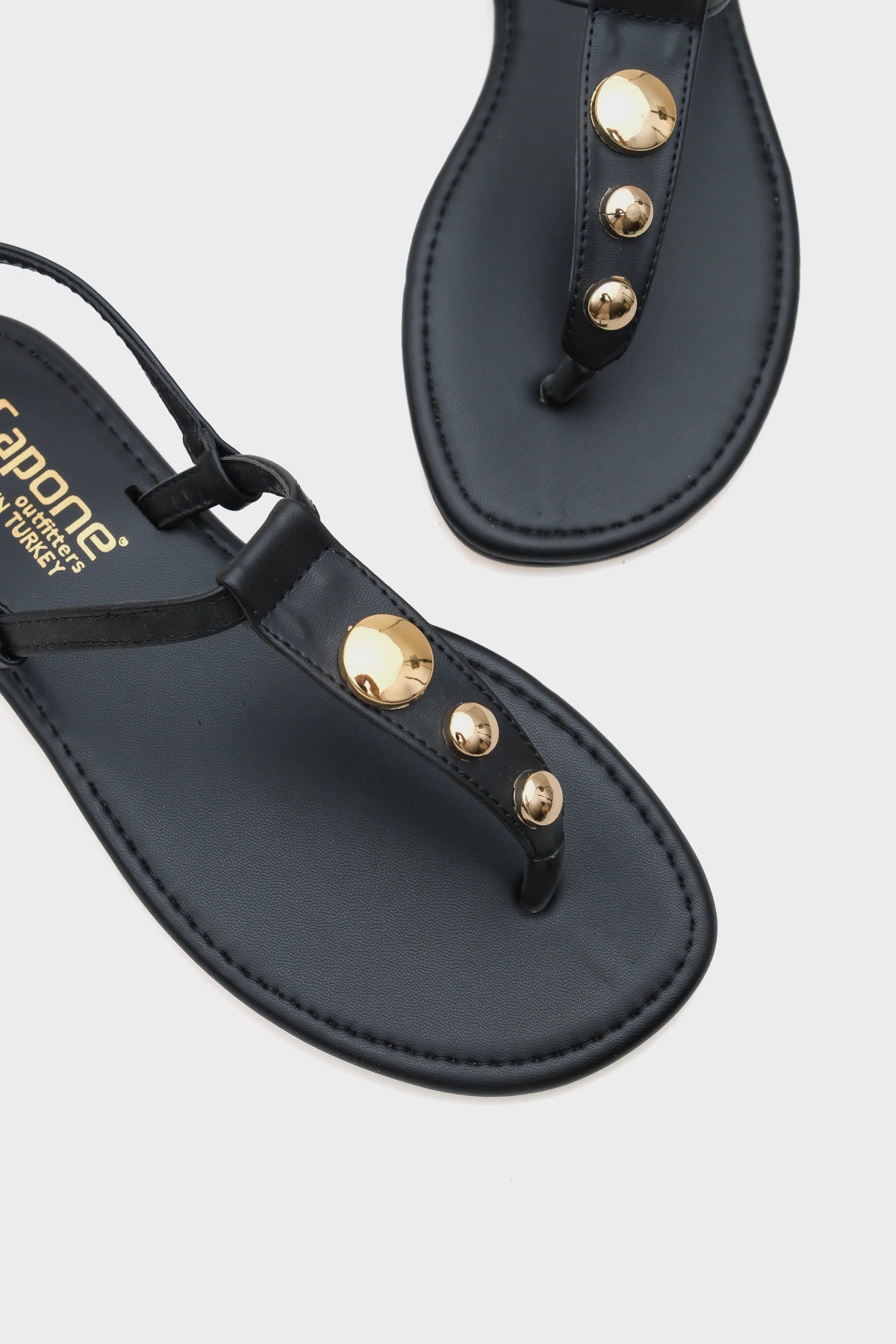 Celia Parmak Arası Düz Topuklu Metal Aksesuarlı Yıvarlak Burunlu Kadın Sandalet