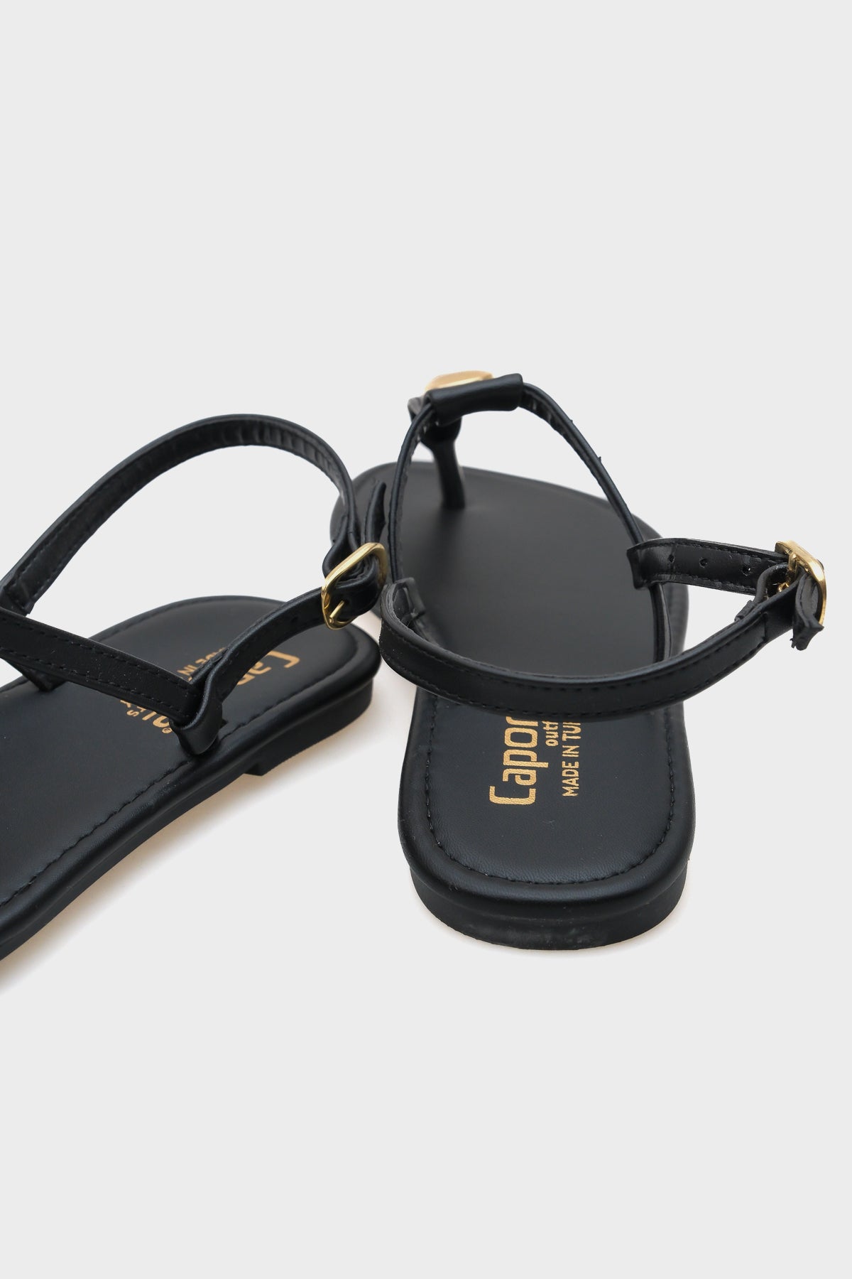 Celia Parmak Arası Düz Topuklu Metal Aksesuarlı Yıvarlak Burunlu Kadın Sandalet