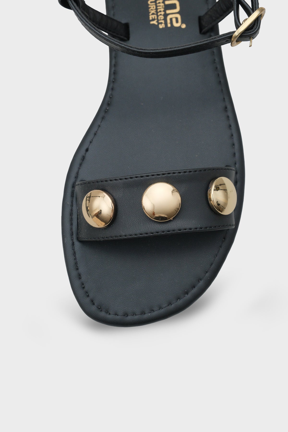 Celina Tek Bantlı Metal Aksesuarlı Bilekten Bantlı Düz Topuklu Yuvarlak Burunlu Kadın Sandalet