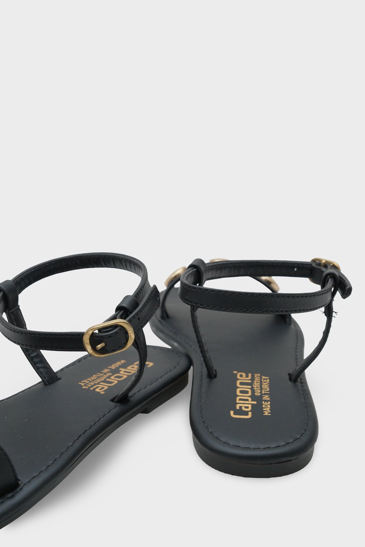 Celina Tek Bantlı Metal Aksesuarlı Bilekten Bantlı Düz Topuklu Yuvarlak Burunlu Kadın Sandalet