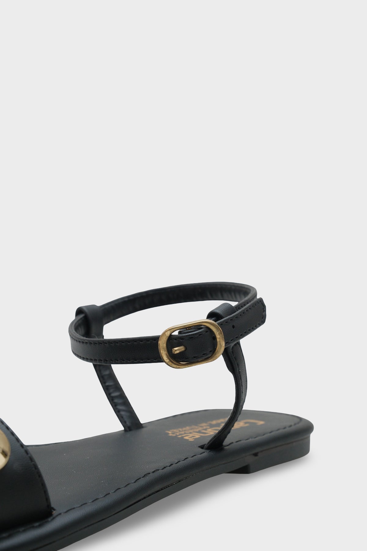 Celina Tek Bantlı Metal Aksesuarlı Bilekten Bantlı Düz Topuklu Yuvarlak Burunlu Kadın Sandalet