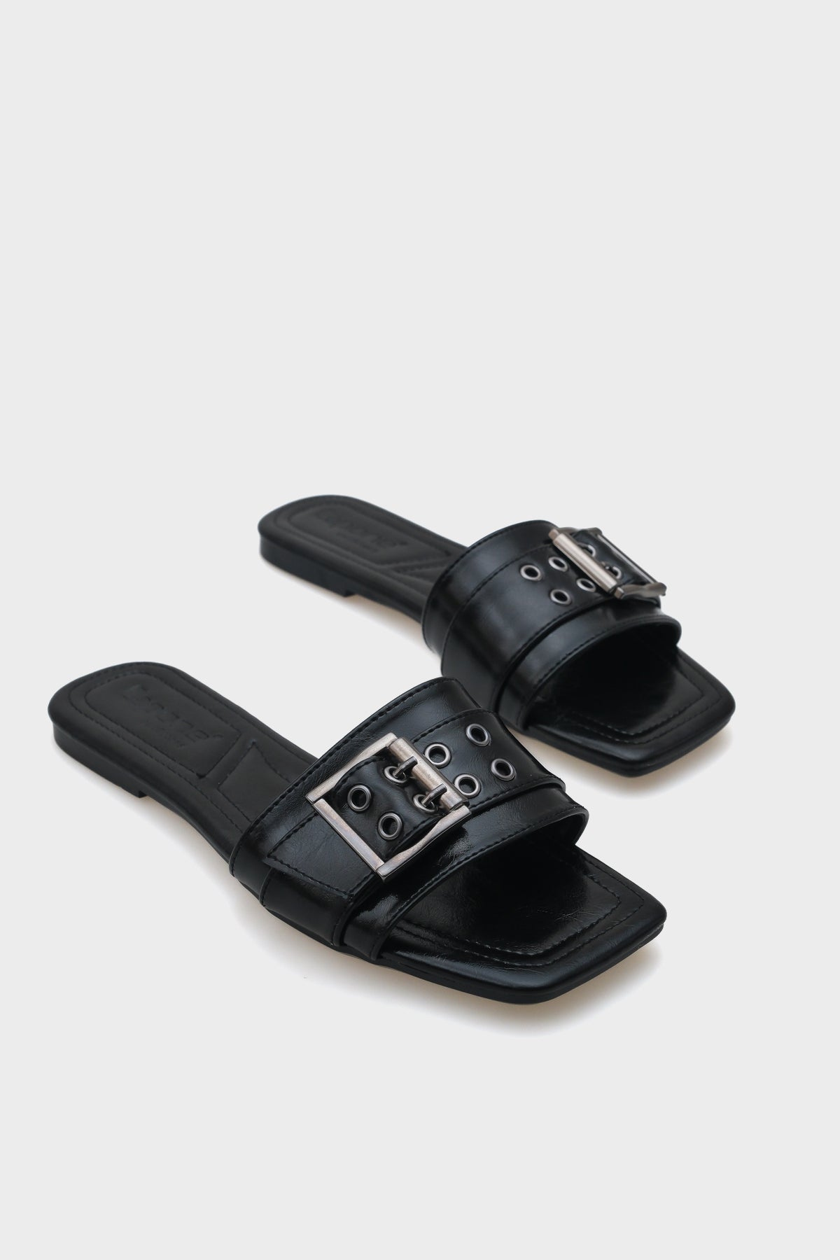 Katha Metal Tokalı Düz Topuklu Küt Burunlu Kadın Terlik