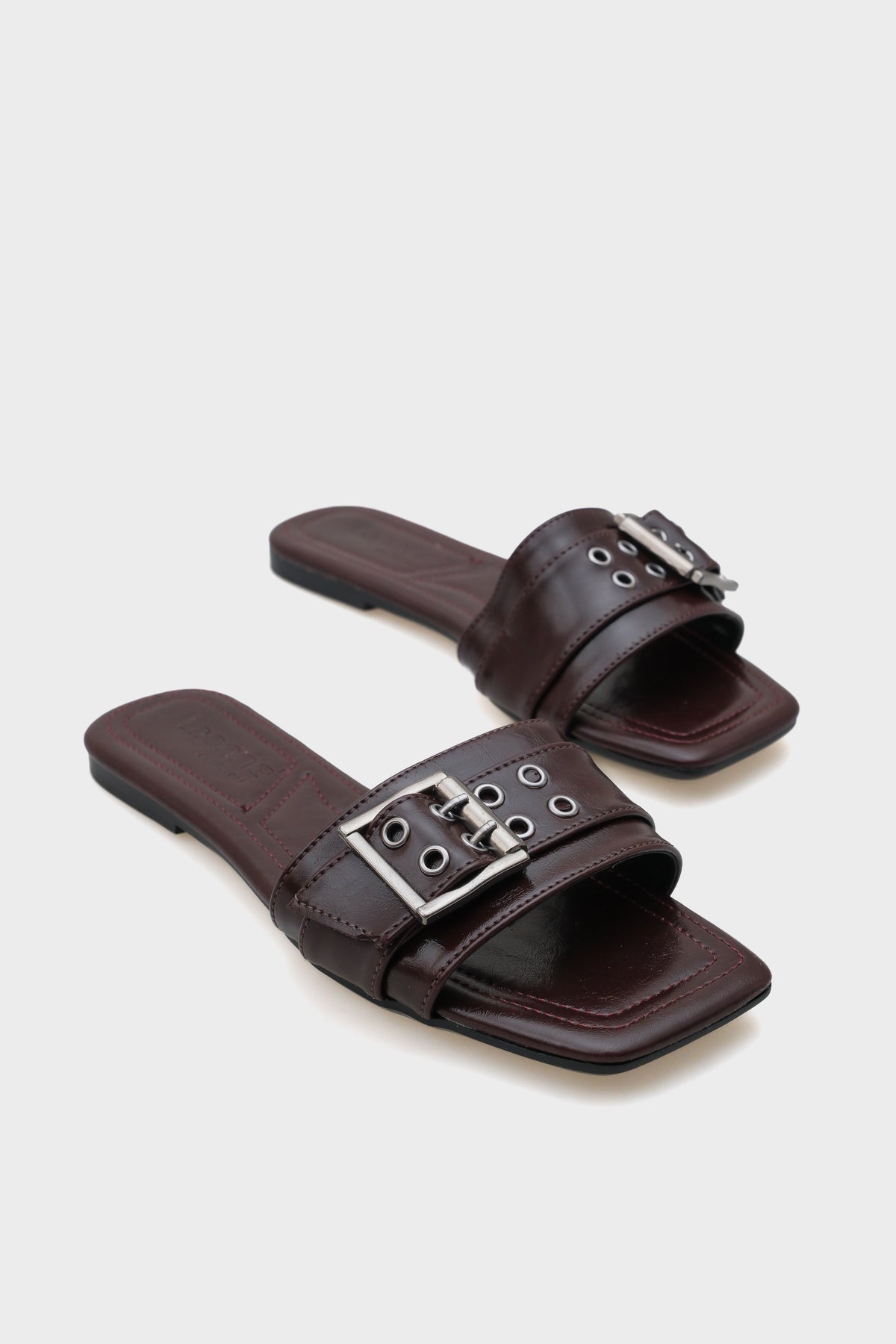 Katha Metal Tokalı Düz Topuklu Küt Burunlu Kadın Terlik