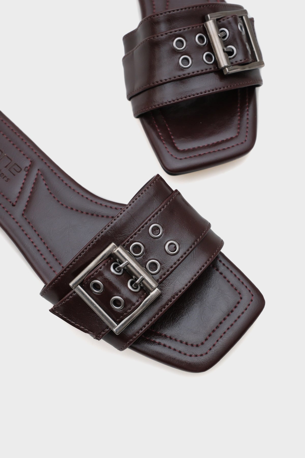 Katha Metal Tokalı Düz Topuklu Küt Burunlu Kadın Terlik