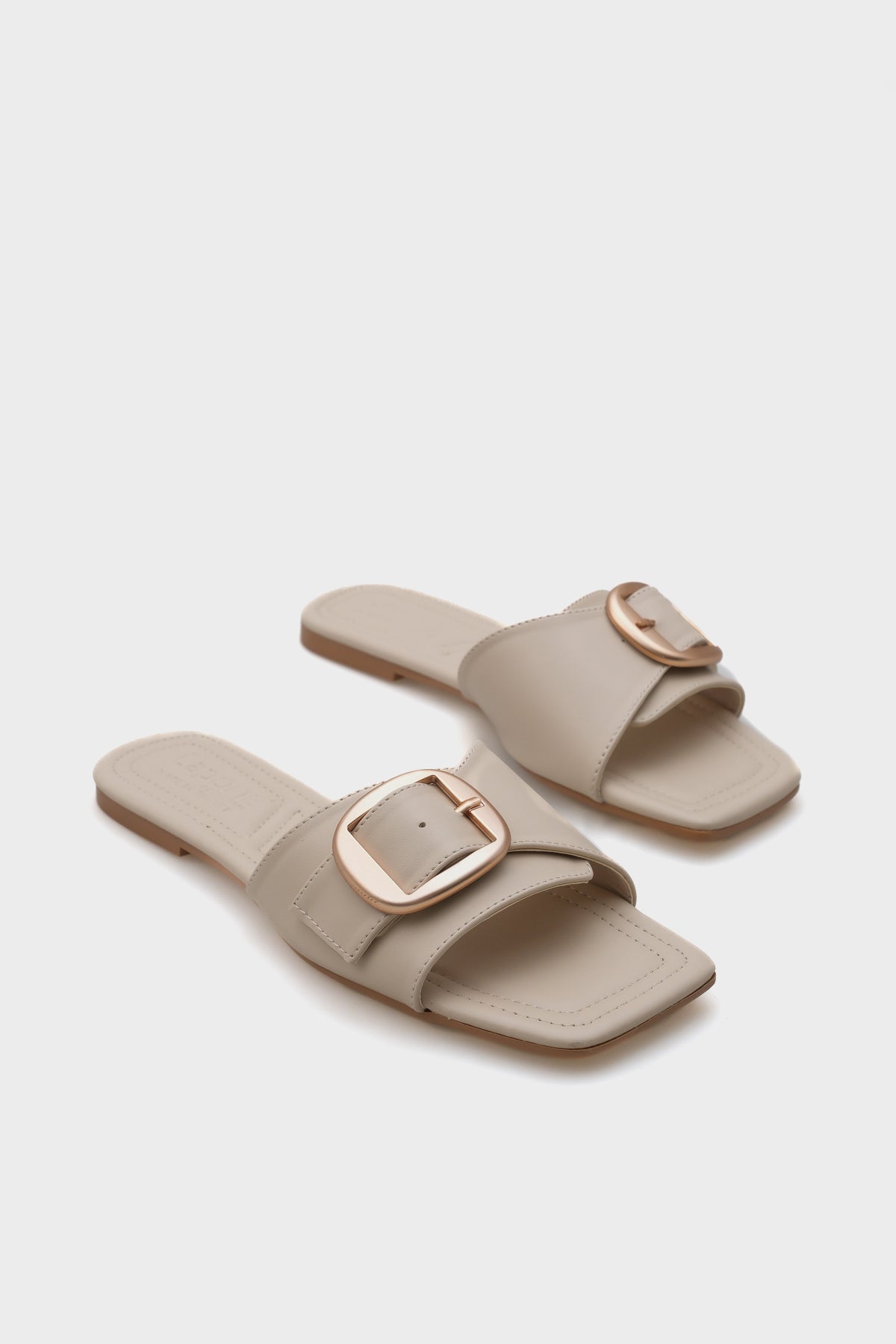 Kathy Metal Tokalı Düz Topuklu Küt Burunlu Kadın Terlik