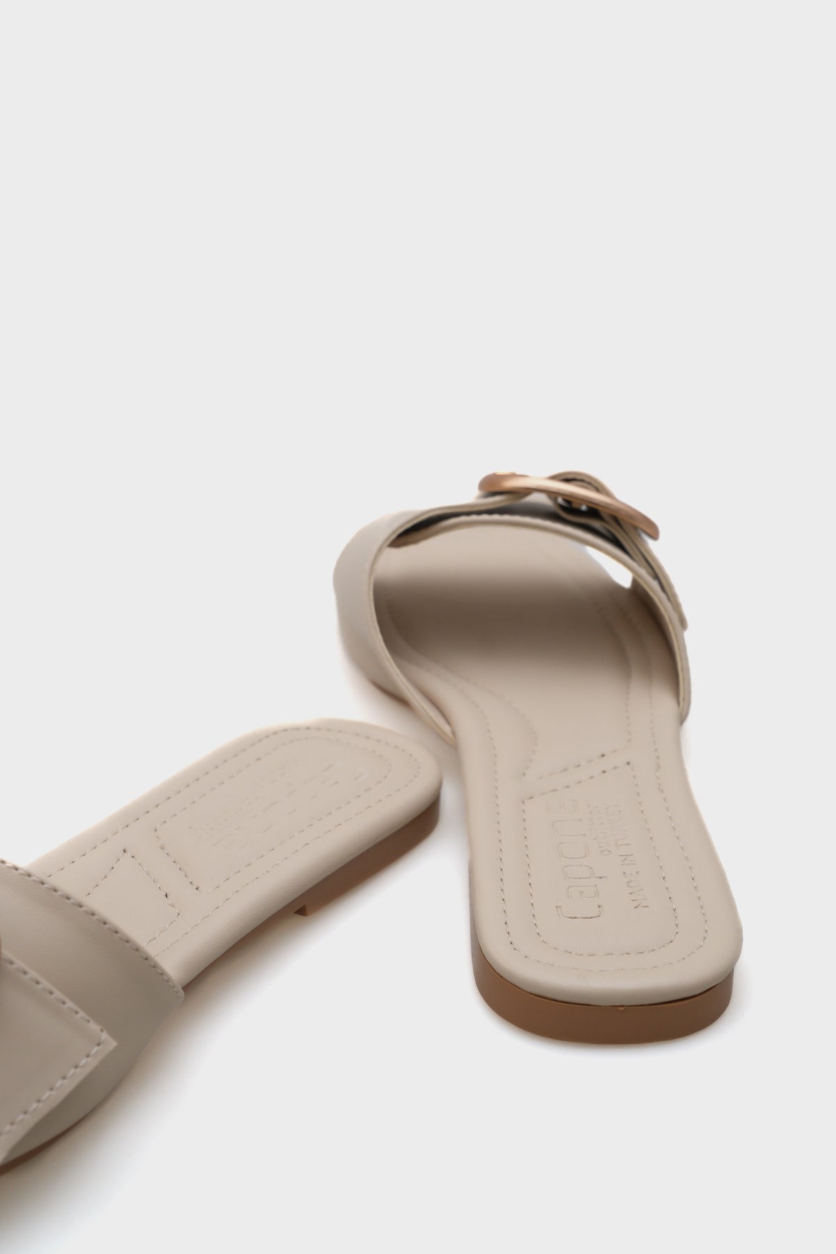 Kathy Metal Tokalı Düz Topuklu Küt Burunlu Kadın Terlik