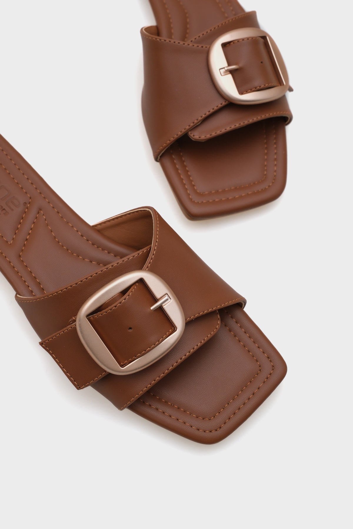 Kathy Metal Tokalı Düz Topuklu Küt Burunlu Kadın Terlik