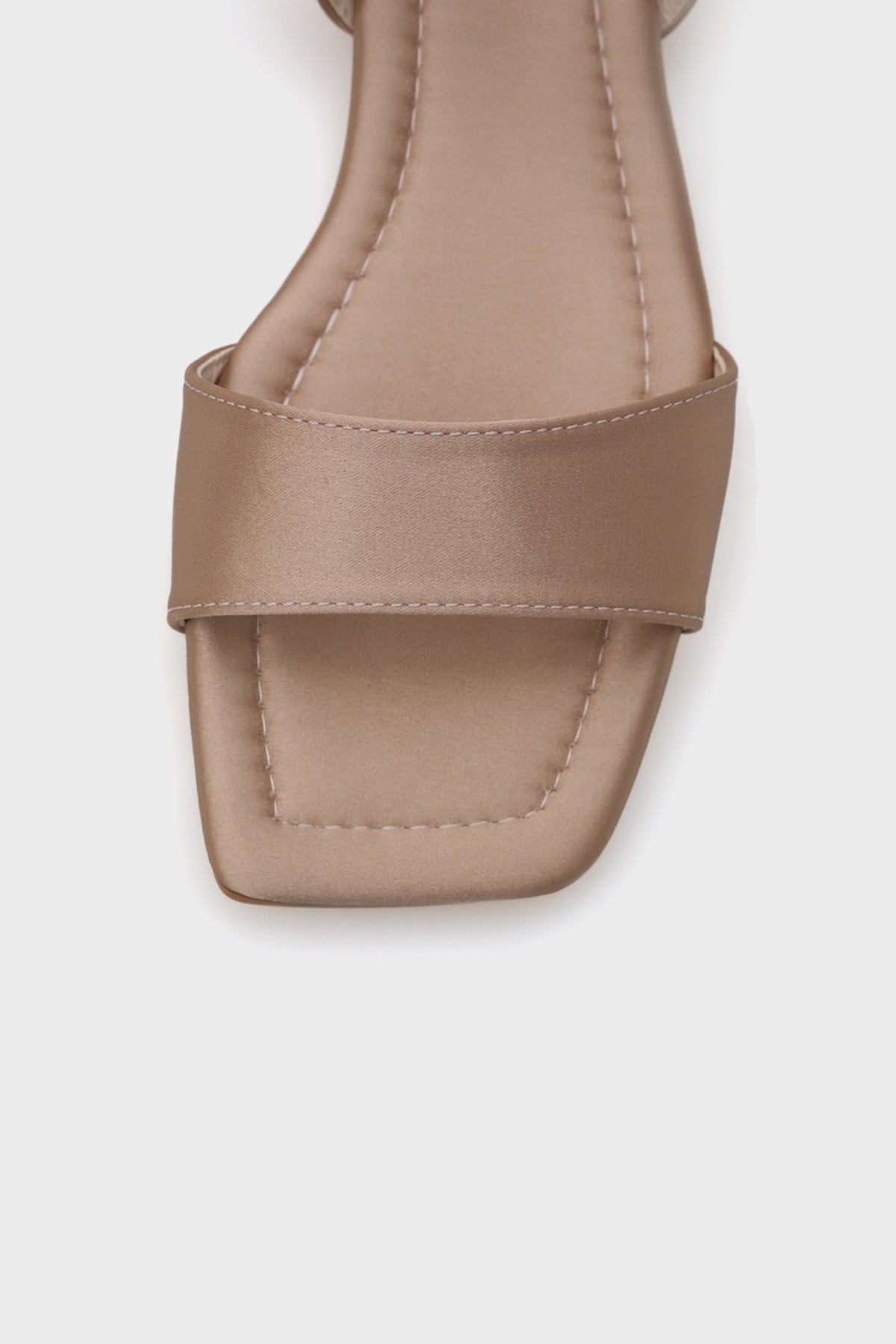 Celinda Bilekten Bantlı Küt Burunlu Düz Topuklu Saten Kadın Sandalet