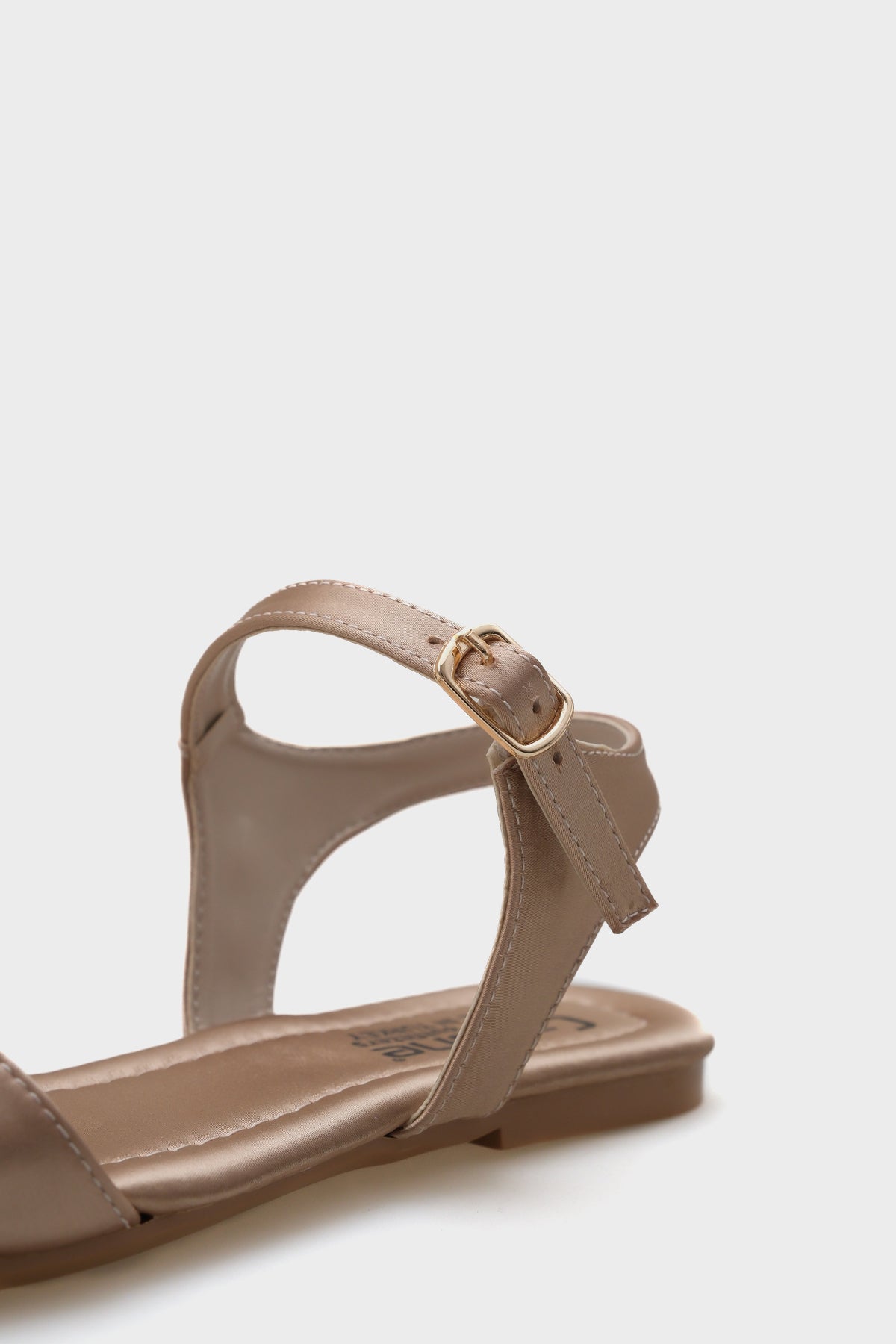 Celinda Bilekten Bantlı Küt Burunlu Düz Topuklu Saten Kadın Sandalet