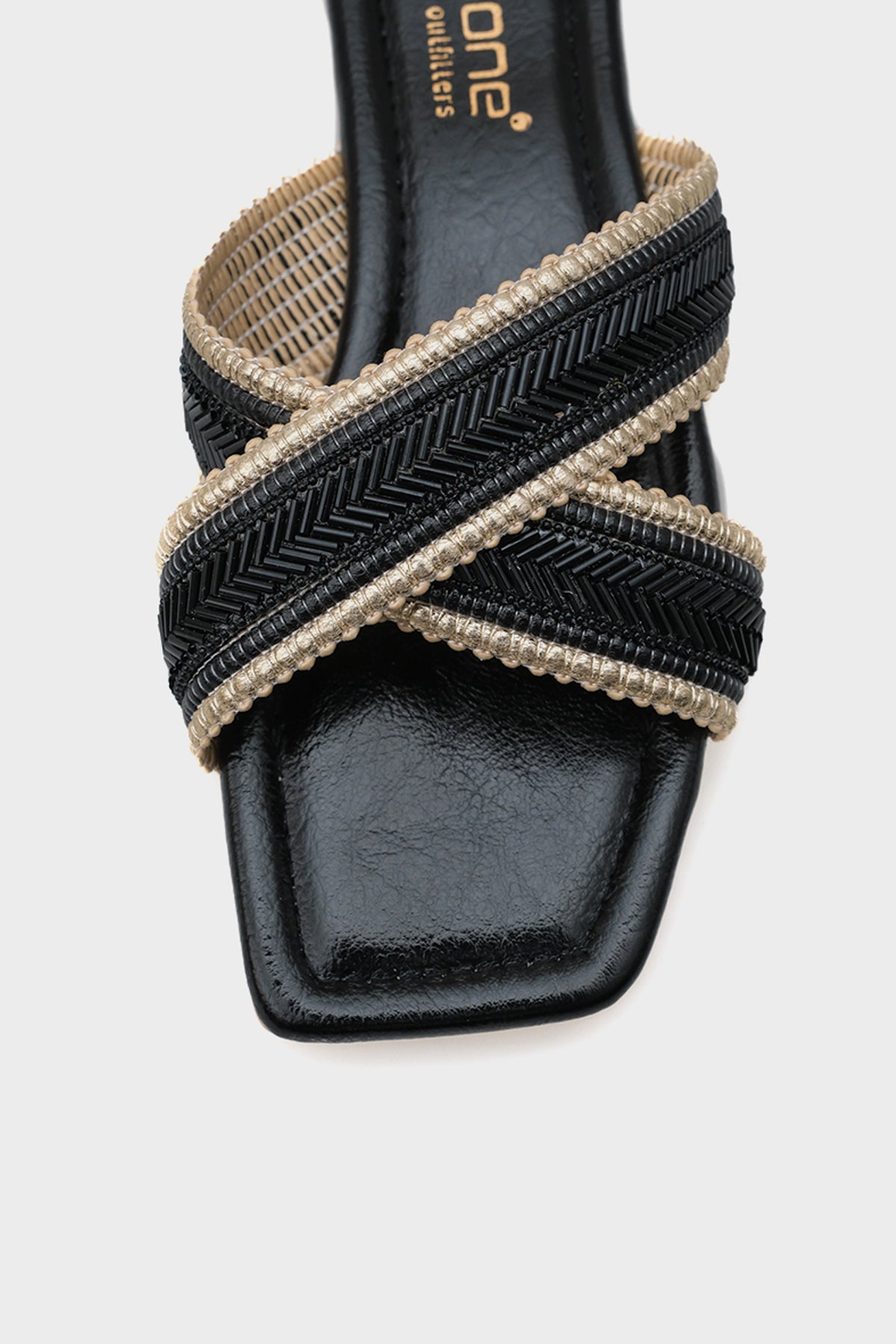 Ketty Düz Topuklu Parlak Küt Burunlu Çapraz Bantlı Kadın Terlik