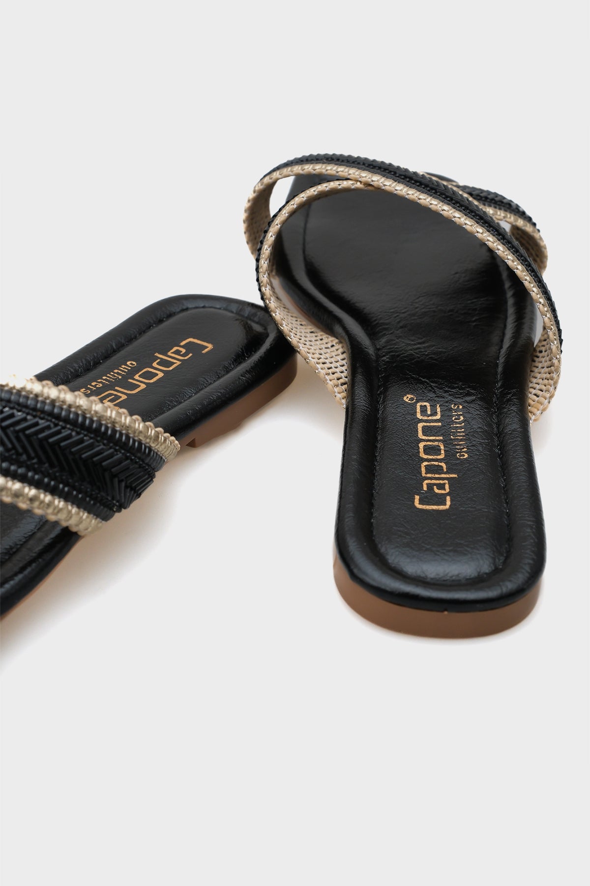 Ketty Düz Topuklu Parlak Küt Burunlu Çapraz Bantlı Kadın Terlik