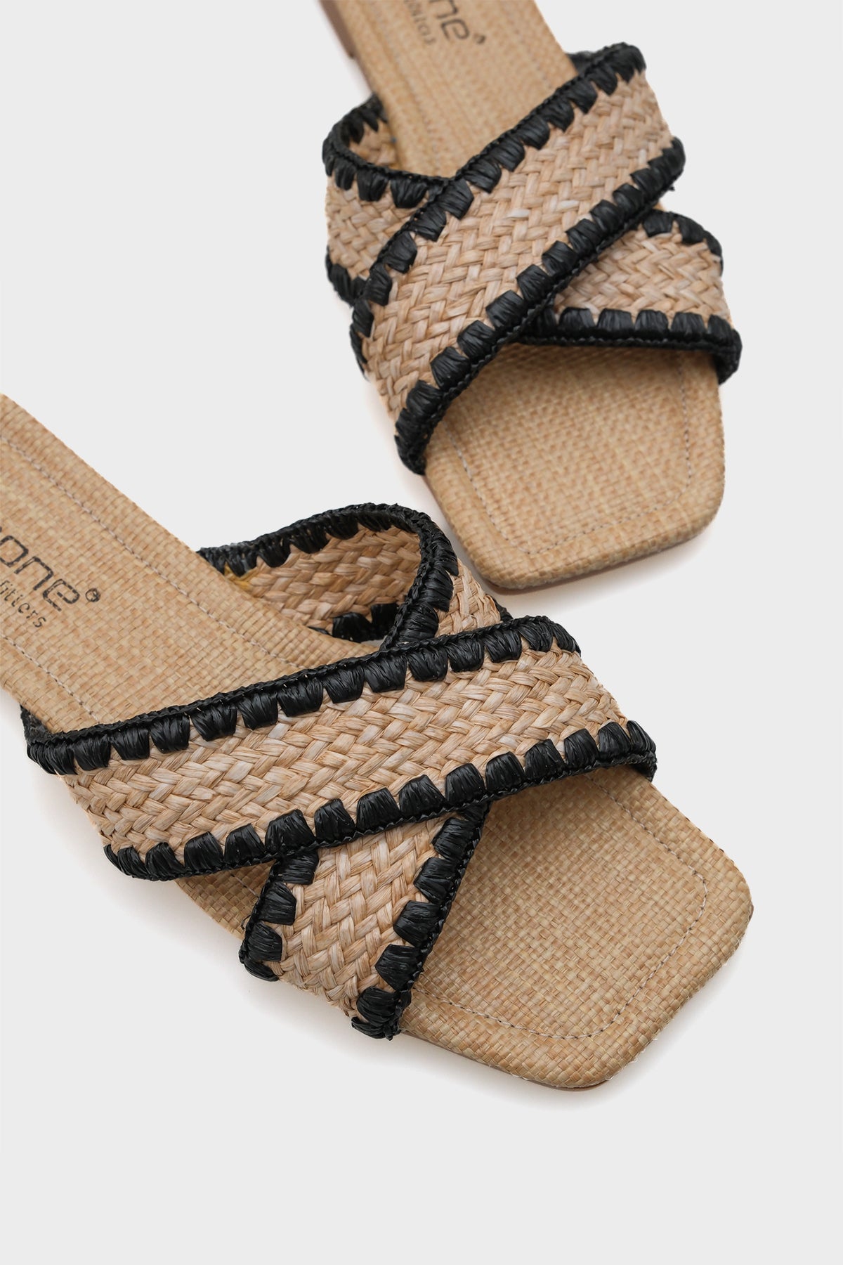 Kiley Düz Topuklu Hasır Küt Burunlu Çapraz Bantlı Kadın Terlik