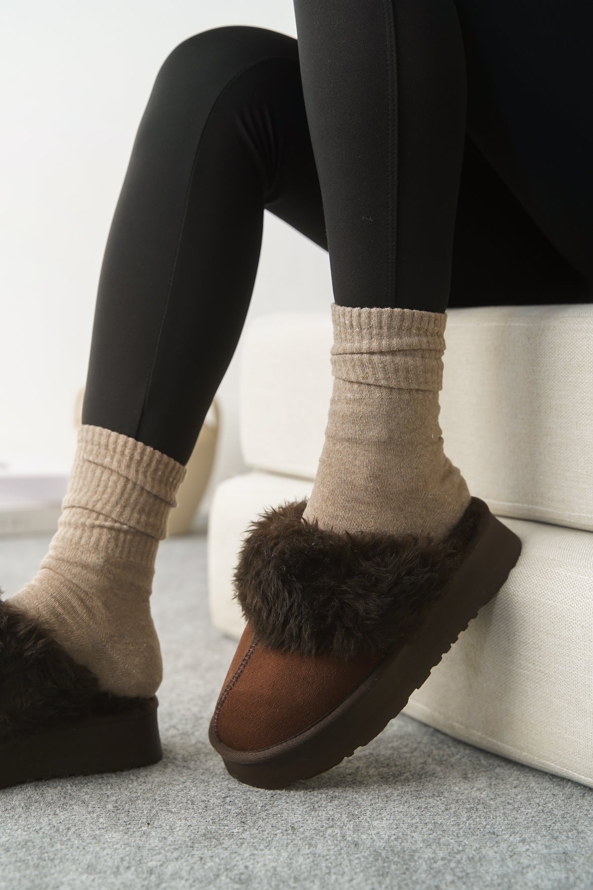 Florri Tüylü Burnu Kapalı Kadın Terlik