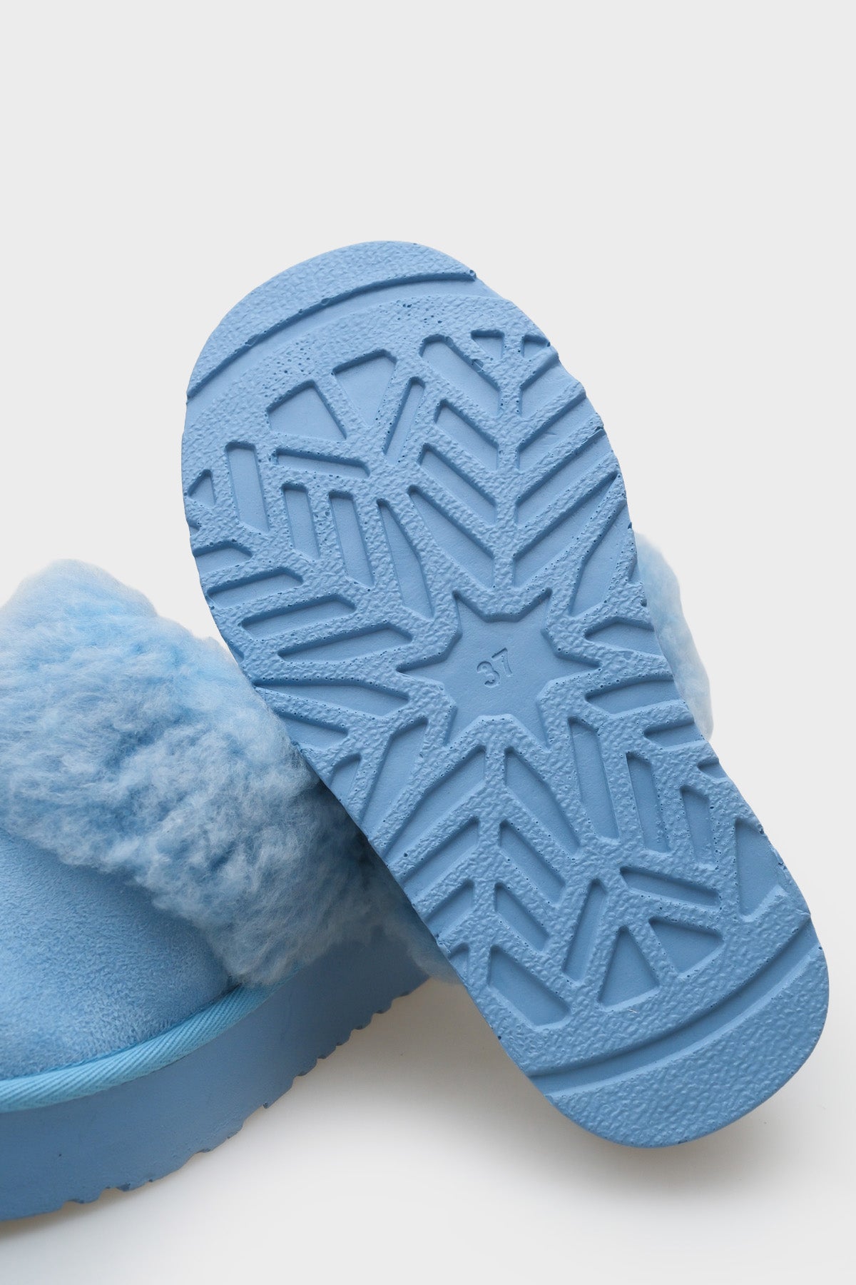 Florri Tüylü Burnu Kapalı Kadın Terlik