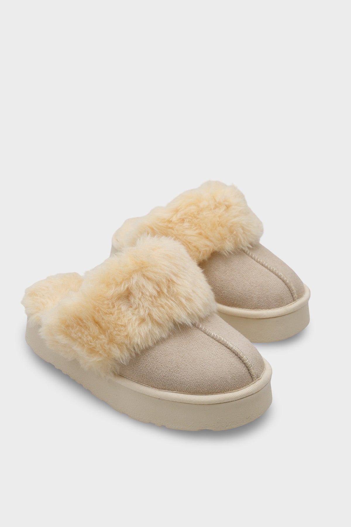 Florri Tüylü Burnu Kapalı Kadın Terlik