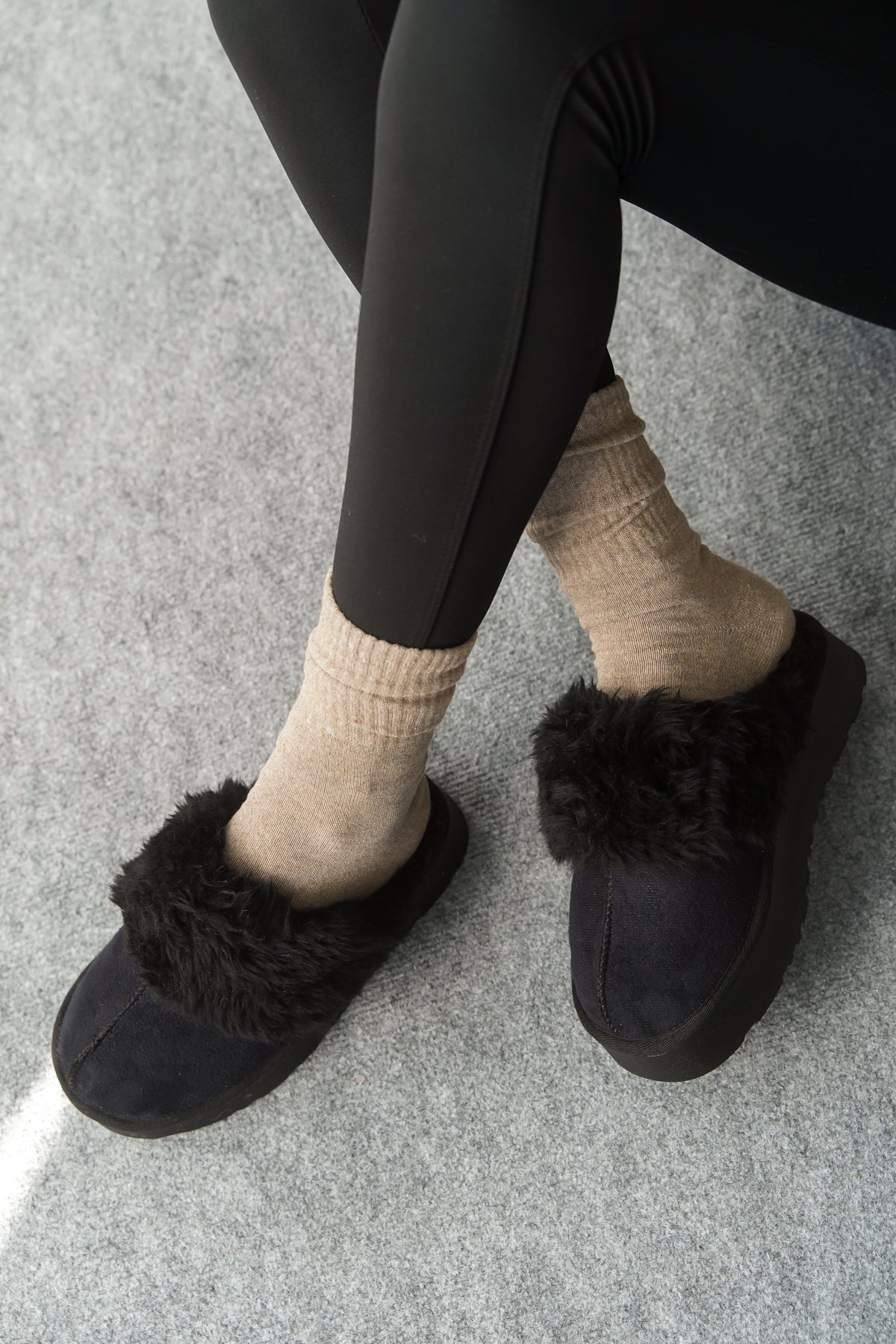 Florri Tüylü Burnu Kapalı Kadın Terlik