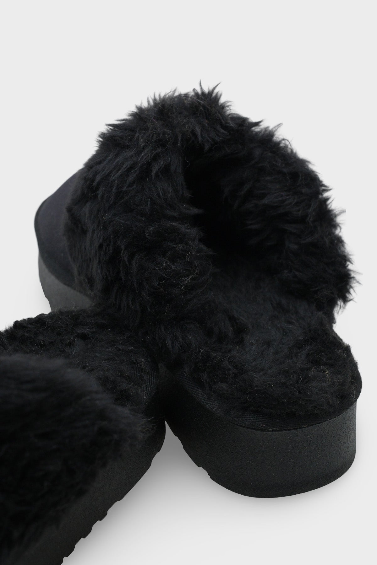 Florri Tüylü Burnu Kapalı Kadın Terlik