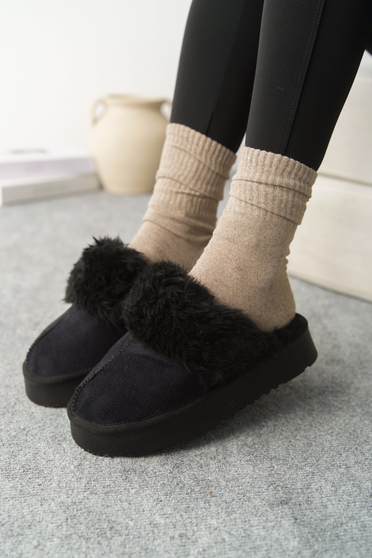 Florri Tüylü Burnu Kapalı Kadın Terlik