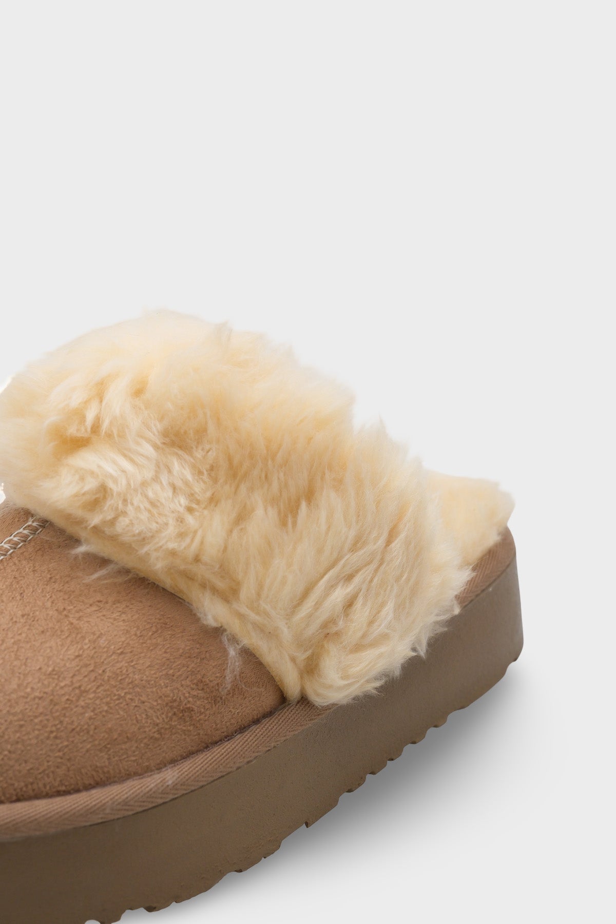 Florri Tüylü Burnu Kapalı Kadın Terlik