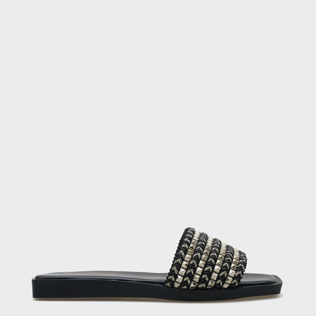 Kourtney Düz Topuklu Küt Burunlu Metal Aksesuarlı Hasır Kadın Terlik