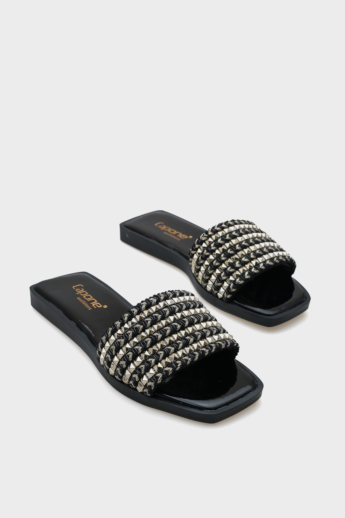 Kourtney Düz Topuklu Küt Burunlu Metal Aksesuarlı Hasır Kadın Terlik