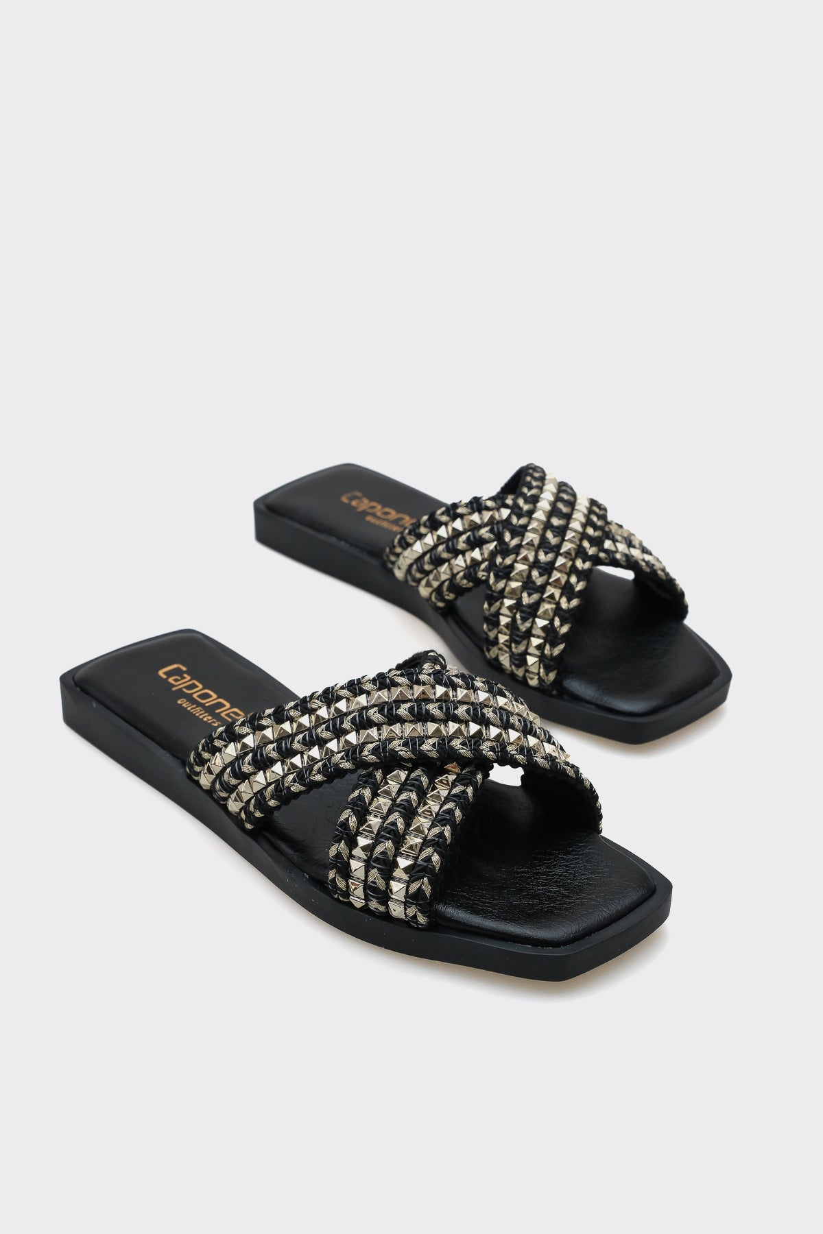 Kyla Düz Topuklu Küt Burunlu Metal Aksesuarlı Çapraz Bantlı Hasır Kadın Terlik