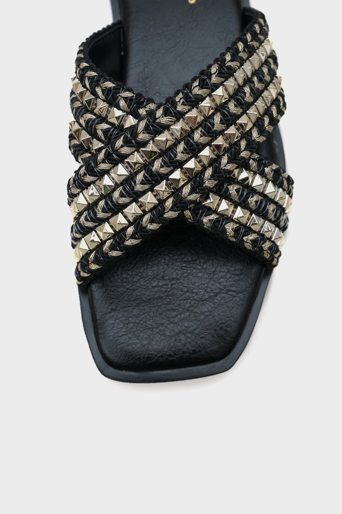 Kyla Düz Topuklu Küt Burunlu Metal Aksesuarlı Çapraz Bantlı Hasır Kadın Terlik