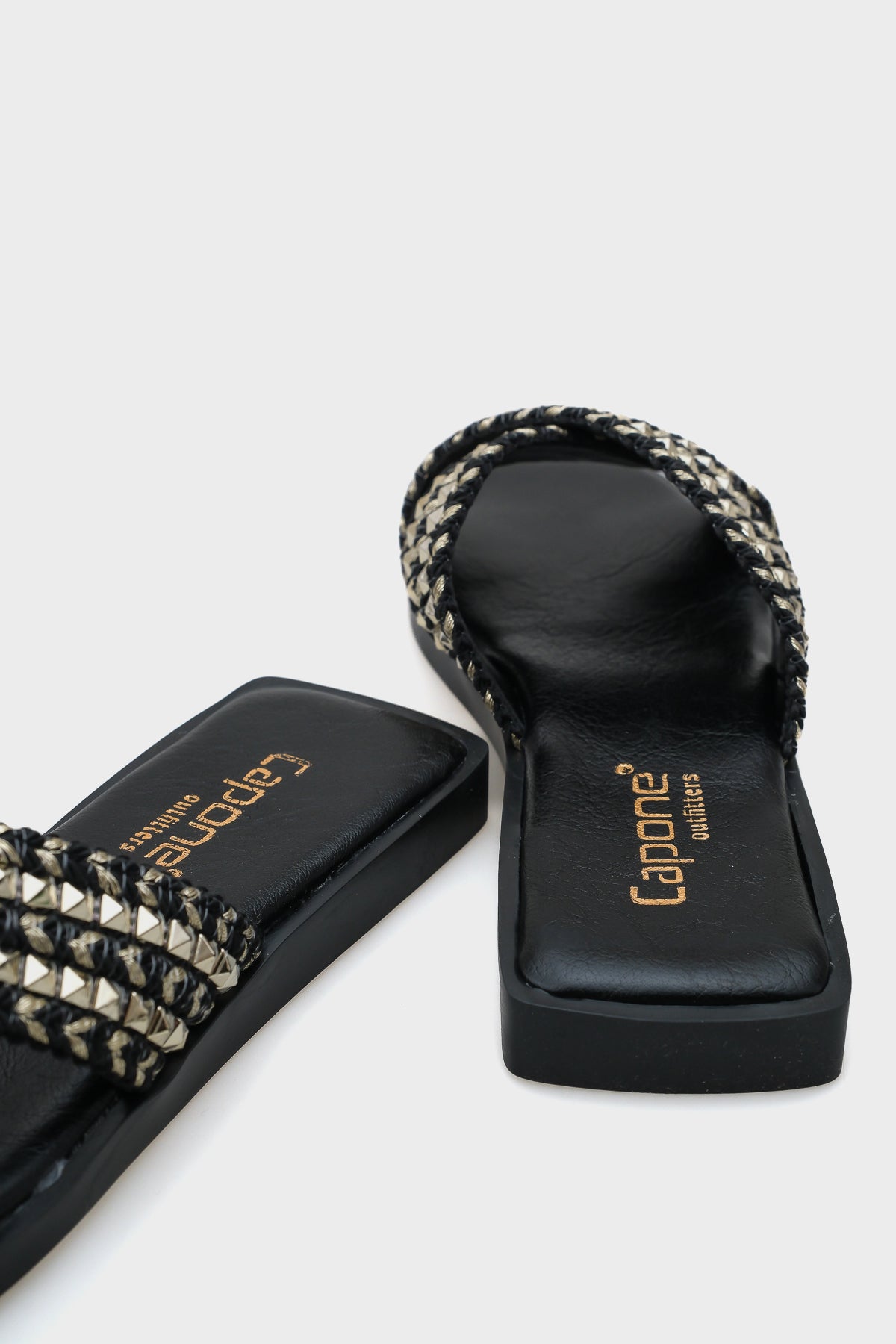 Kyla Düz Topuklu Küt Burunlu Metal Aksesuarlı Çapraz Bantlı Hasır Kadın Terlik