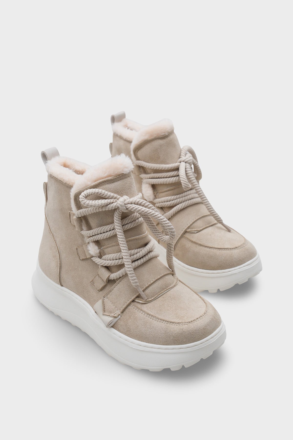 Agatha Kürklü Kadın Bot