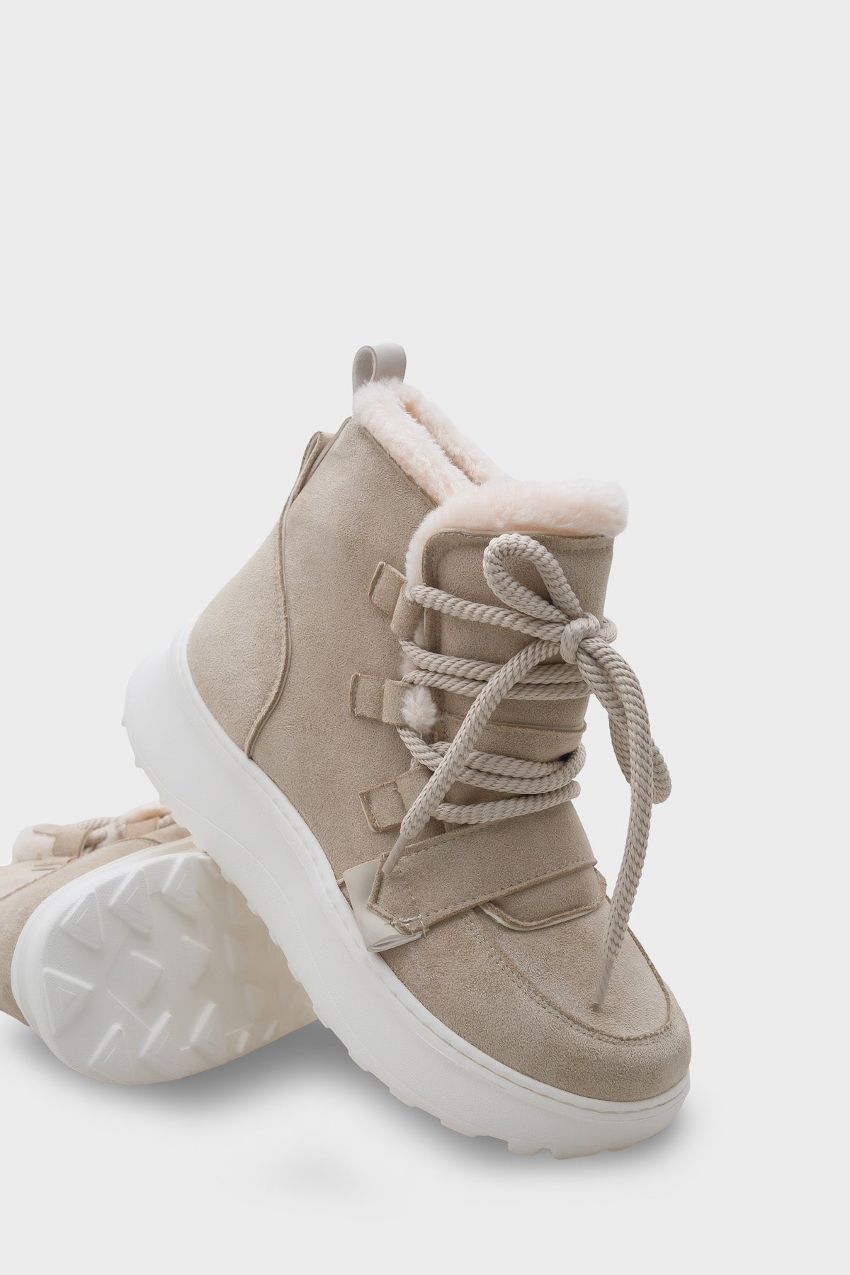 Agatha Kürklü Kadın Bot